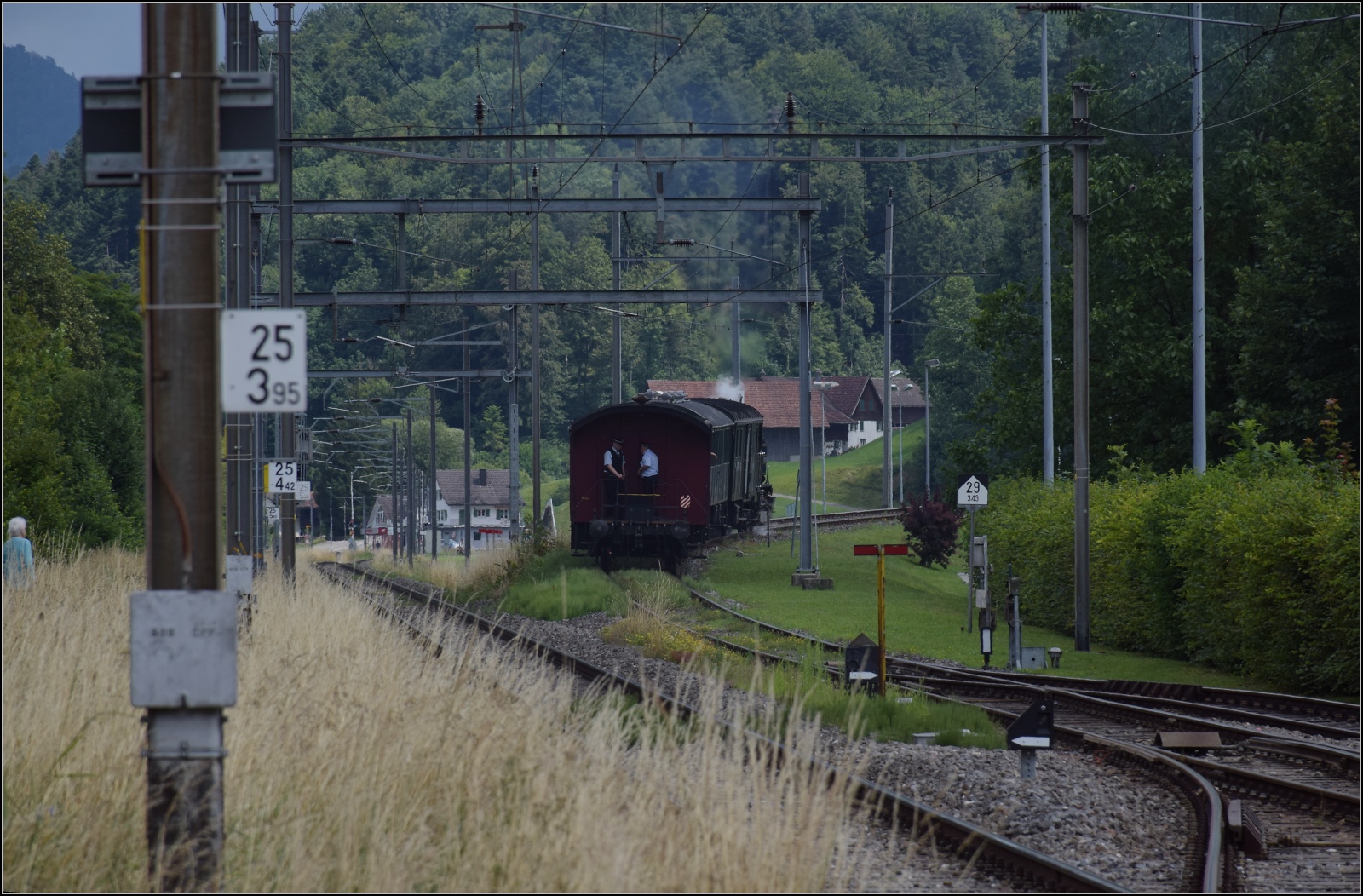 Fahrtag im Zürcher Oberland. 

Abfahrt des Zuges mit Ed 3/3 401 der UeBB aus Bauma. Juli 2023.