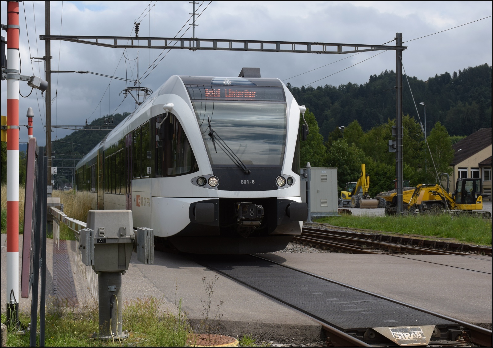 Fahrtag im Zürcher Oberland. 

Der Regelverkehr zeigt sich gerade in Form von GTW RABe 526 801. Bauma, Juli 2023.