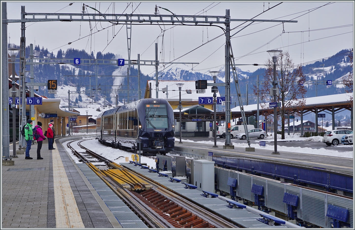 Faszination Spurwechsel: Nachdem der Lokwechsel vollzogen ist und es Zeit fr die Abfahrt ist, verlsst der Zug Zweisimmen in Richtung Montreux: Die Schmalspur MOB Ge 4/4 8002 schiebt die noch auf der Normalspur rollenden Wagen nun durch die Umspuranlage.

15. Dezember 2022