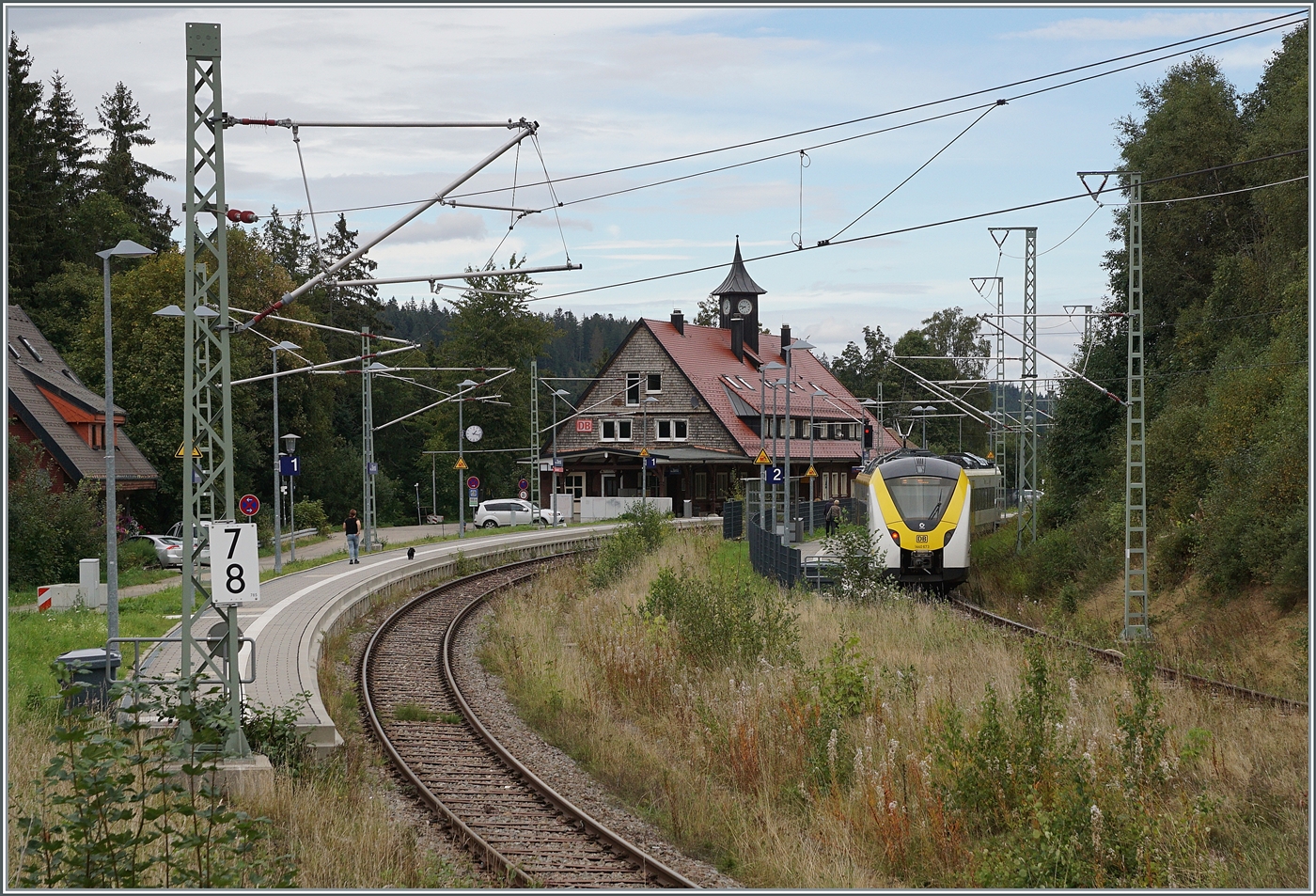 Feldberg - Bärental -> der höchst gelegene Bahnhof Deutschlands, so steht es jedenfalls auf einem Schild am Bahnhof und wird mit der Angabe von 967 m.ü.d.M. untermauert. In diesen höchst gelegen Bahnhof fährt der DB Alstom Coradia Continental 1440 173/673 von Seebrugg nach Titisee ein.

21. Sept. 2023