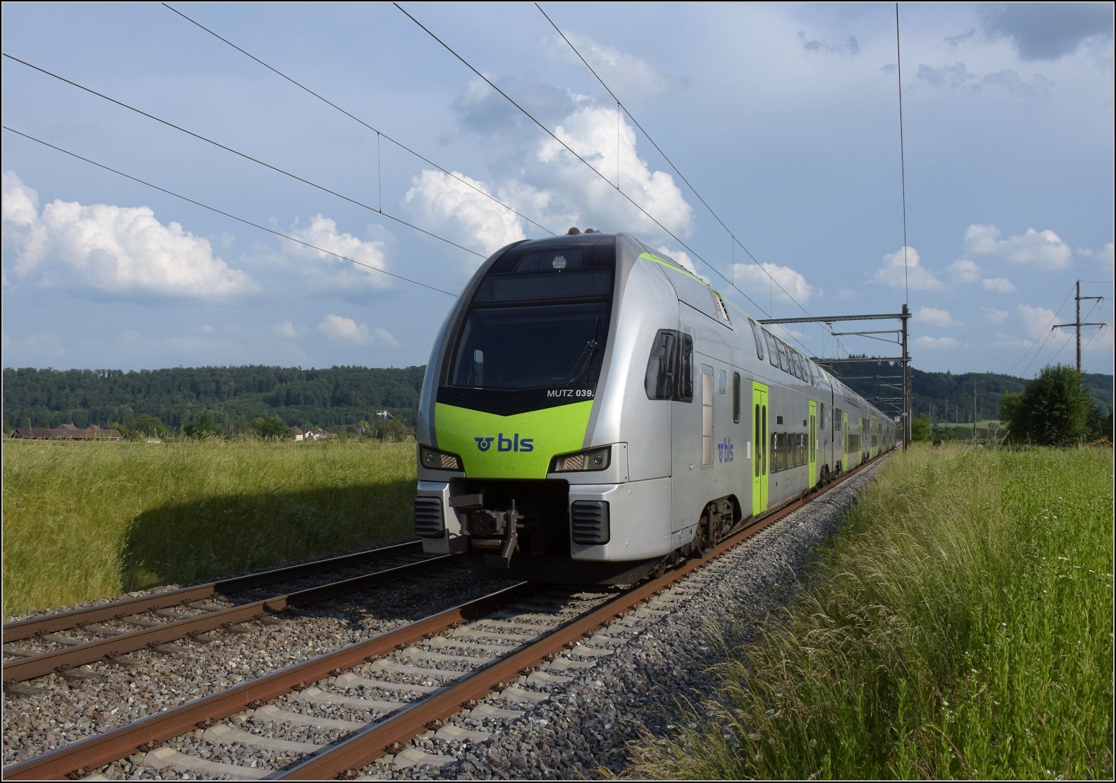 Fernverkehrstag auf der Altstrecke.

Mutz RABe 515 039 bei Bettenhausen. Juni 2023.