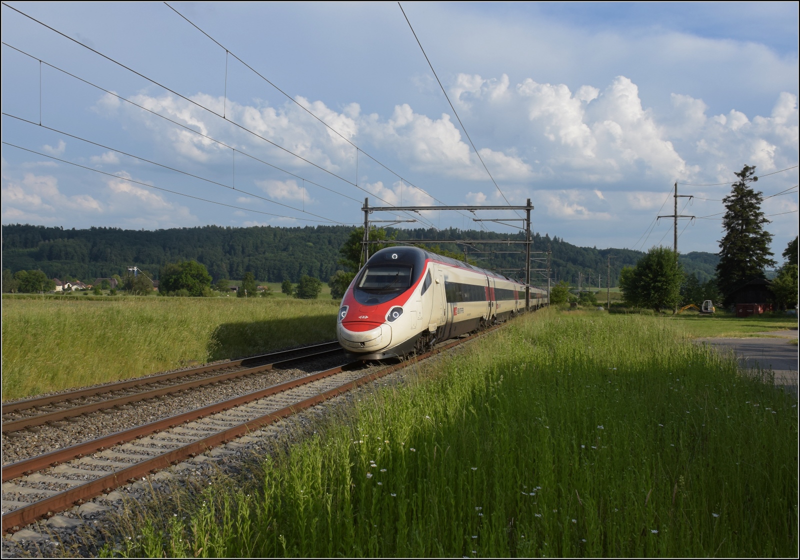 Fernverkehrstag auf der Altstrecke.

Via Burgdorf gibt es zumeist nur noch Güterverkehr, Nahverkehr und überregionale Züge nach Bern. Nicht an diesem Tag, RABe 503 016 ist diesmal gemächlicher Richtung Olten unterwegs. Bettenhausen, Juni 2023.