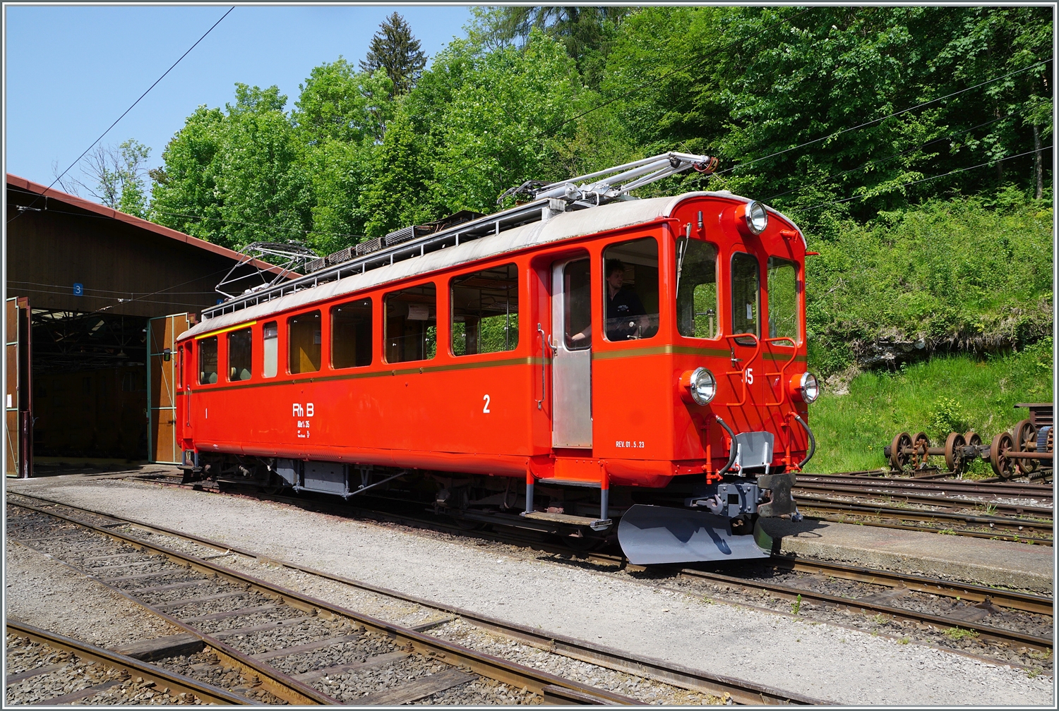 Festival Suisse de la vapeur / Schweizer Dampffestival 2023 der Blonay-Chamby Bahn: doch die grosse berraschung war der RhB Bernina Bahn ABe 4/4 I 35 der sich nach seiner sehr gelungen Aufarbeitung praktisch  Fabrikneu  zeigt und von der B-C perfekt organisiert, sich in Chaulin zum ungestrten Fotografieren prsentiert. 29. Mai 2023