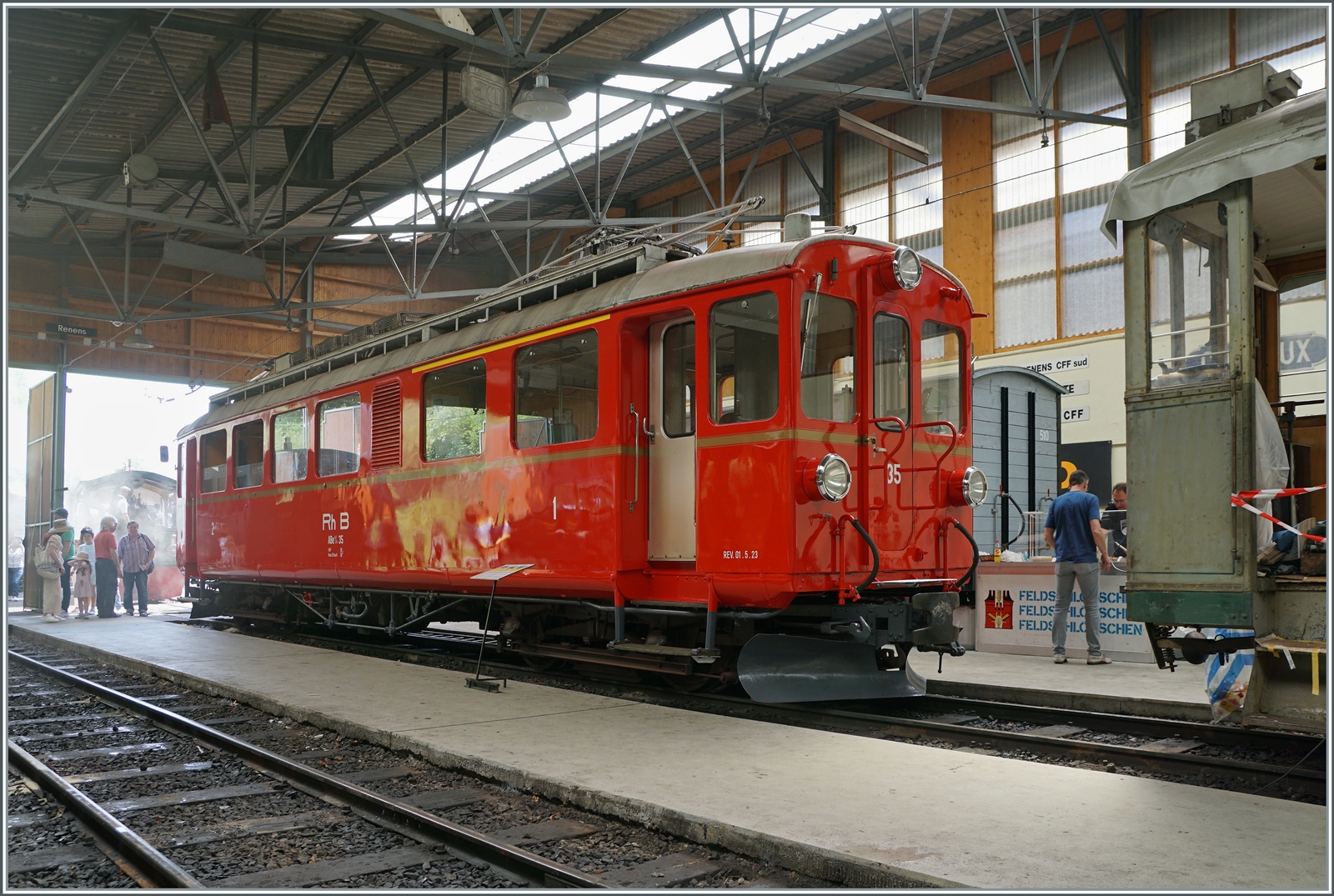 Festival Suisse de la vapeur / Schweizer Dampffestival 2023 der Blonay-Chamby Bahn: Der der RhB Bernina Bahn ABe 4/4 I 35 zeigt sich in der Halle wie ein Museumsstück (mit entsprechender Tafel; zu diesem Zeitpunkt dachte ich, dass noch Arbeiten anstehen, bis der Triebwagen wieder fahrbereit sein wird.

30. Mai 2023 
