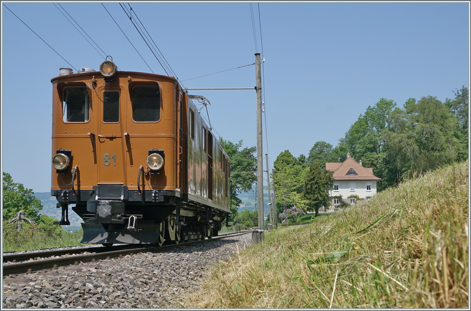 Festival Suisse de la vapeur / Schweizer Dampffestival 2023 der Blonay-Chamby Bahn: Ein Froschblick auf die Bernina Bahn RhB Ge 4/4 81 der Blonay Chamby Bahn. Die Lok steht vor dem Einfahrsignal von Chaulin und wartet auf die Weiterfahrt. (Ansonsten ein Bild dieser Art nicht möglich gewesen wäre).

29. Mai 2023