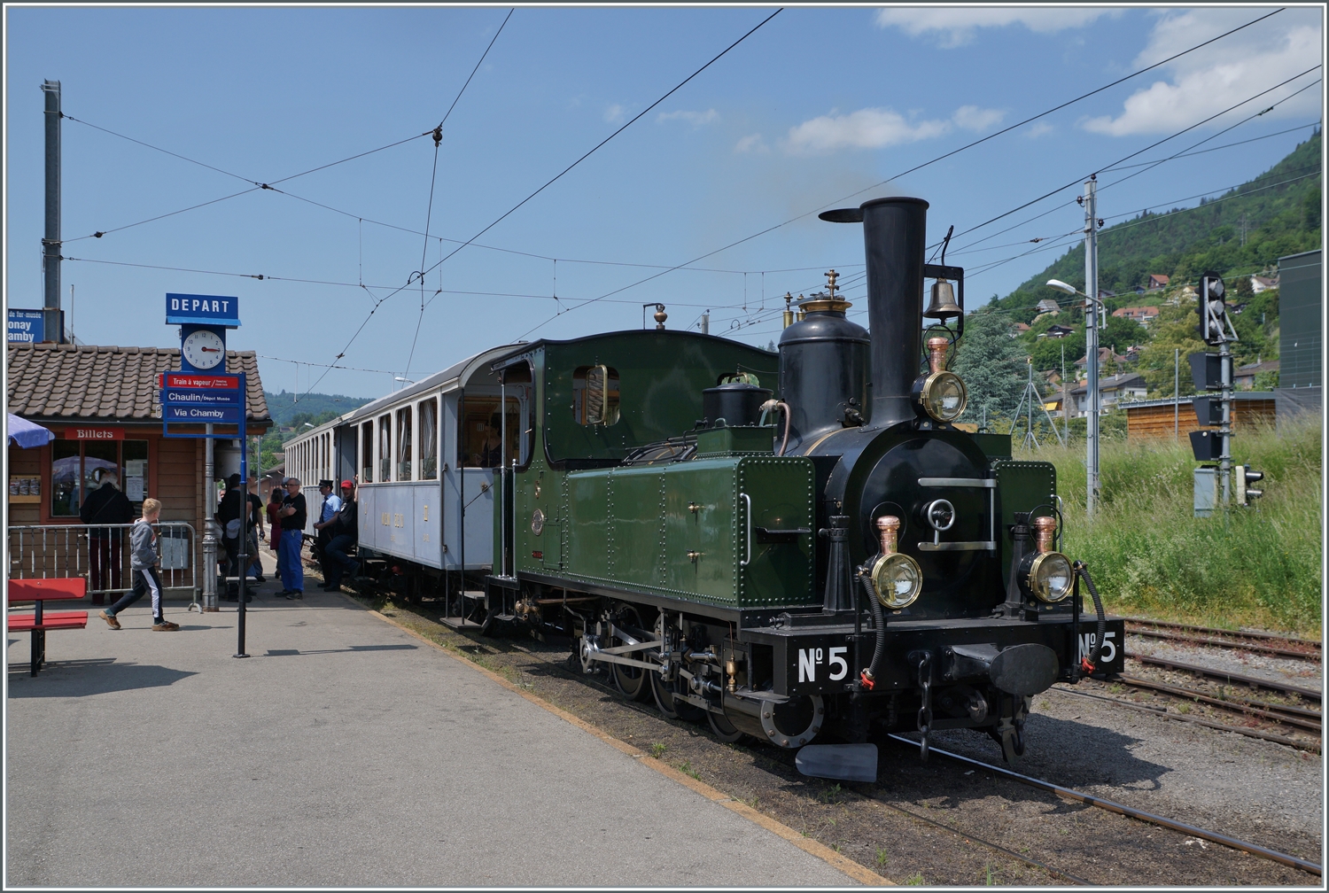 Festival Suisse de la vapeur (Schweizer Dampffestival) 2023 - Immer wieder faszinierend, dass eine 1890 gebaute Lok heute noch funktioniert. Die LEB G 3/3 N° 5 der Blonay - Chamby Bahn wartet in Blonay mit ihrem schmucken Zug auf die Fahrt nach Chaulin.

29. Mai 2023