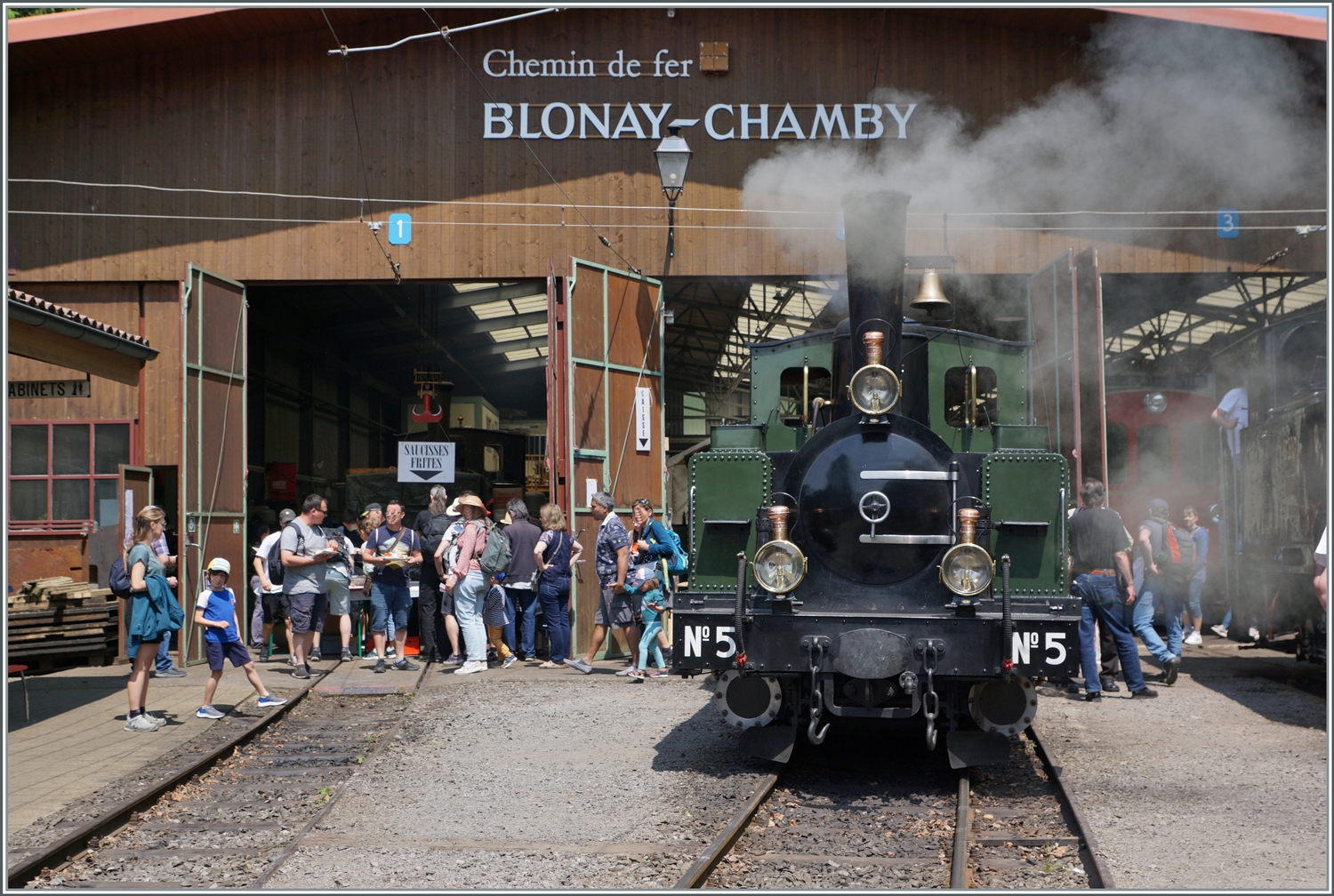 Festival Suisse de la vapeur (Schweizer Dampffestival) 2023 - Immer wieder faszinierend, dass eine 1890 gebaute Lok heute noch funktioniert. Die LEB G 3/3 N° 5 der Blonay - Chamby Bahn dampf zufrieden vor sich hin.   

29. Mai 2023 