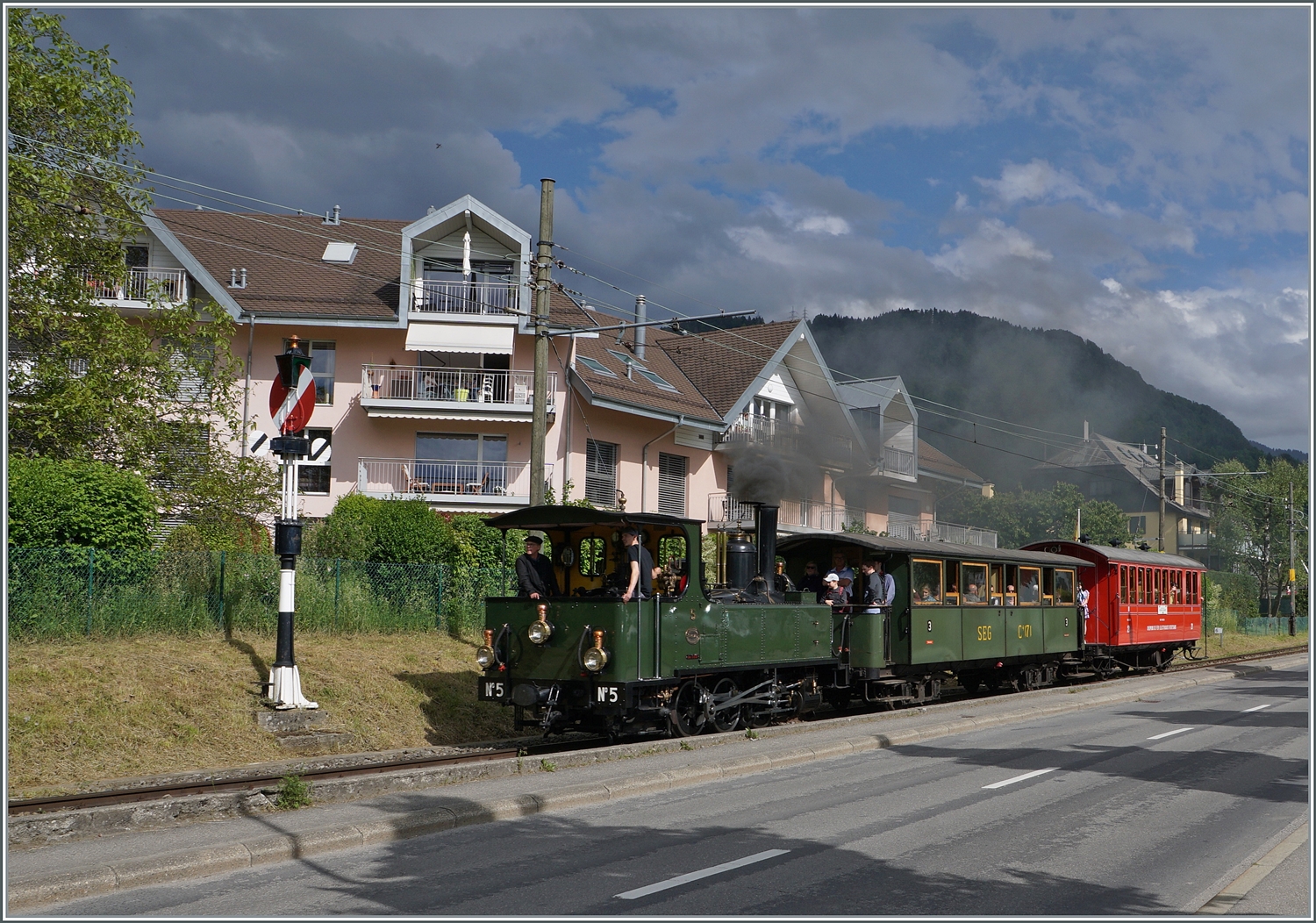 Festival Suisse de la Vapeur 2024 / Schweizer Dampf Festival 2024 bei der Blonay-Chamby Bahn. Die LEB G 3/3 N° 5 der Blonay Chamby Bahn erreicht mit ihrem Dampfzug Blonay.

19. Mai 2024