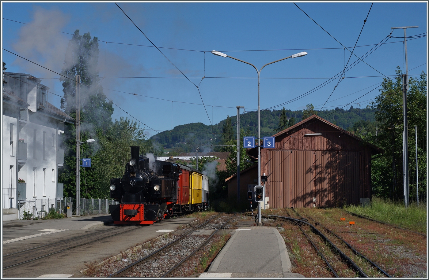 Festival Suisse de la vapeur 2024 / Schweizer Dampffestival 2024 der Blonay-Chamby Bahn -  Die beiden Blonbay-Chamby Bahn Dampflokomotiven BFD HG 3/4 N° 3 an der Zugsspitze und die SEG G 2x 2/2 105 am Zugschluss verlassen mit ihrem Extrazug nach Vevey den Bahnhof von Blonay.

19. Mai 2024