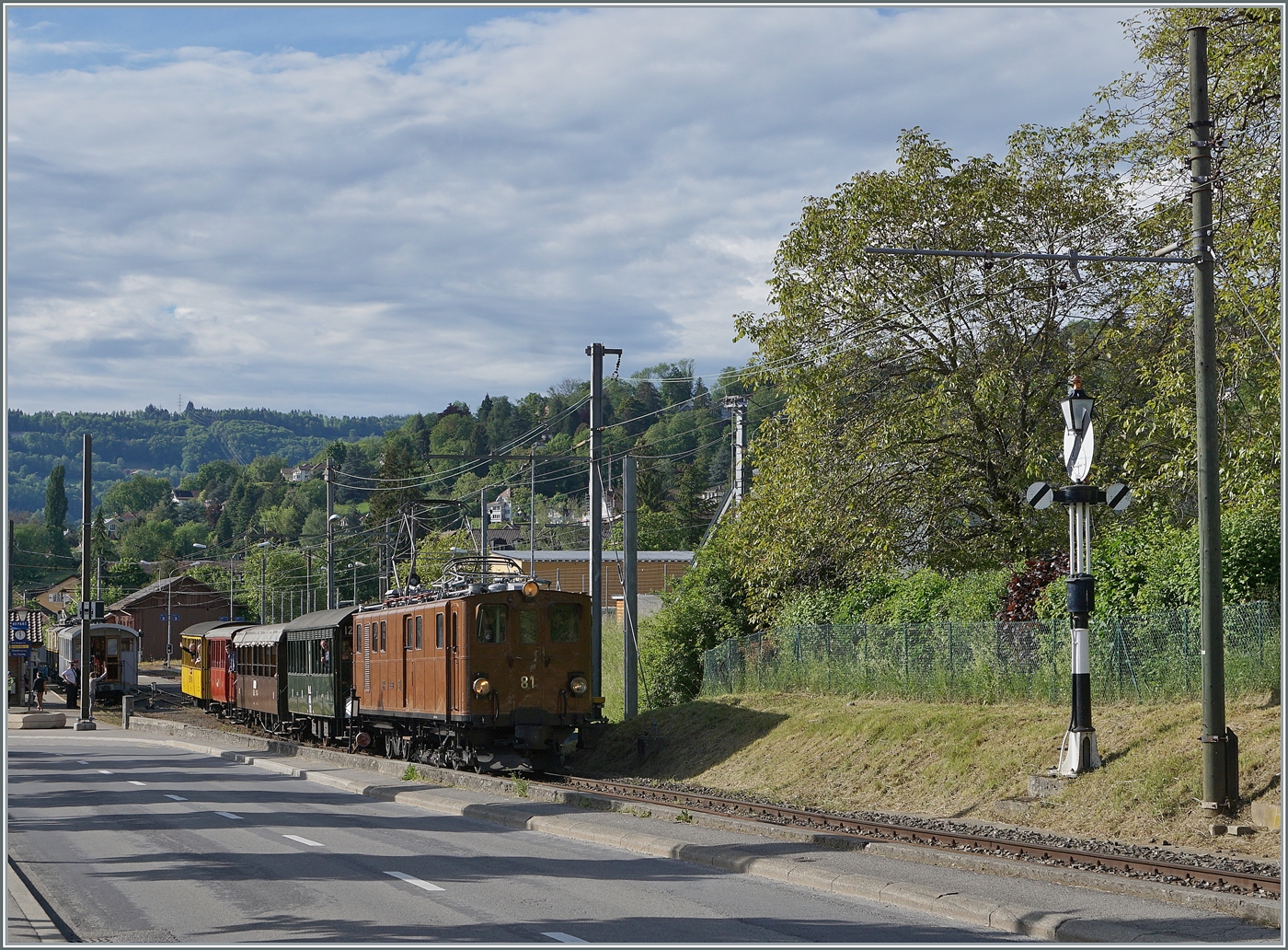 Festival Suisse de la vapeur 2024 / Schweizer Dampffestival 2024 der Blonay-Chamby Bahn -dazu gehört auch der direkte Zug von Vevey nach Chaulin und am späteren Nachmittag zurück, wobei am morgen mit Dampf und am Nachmittag mit elektrischer Traktion gefahren wird, die entsprechenden Hin und Rückführungen sind ebenfalls für die Reisenden zugänglich. mit der Einschränkung dass der morgendliche Dampfzug als Leermaterial bis Blonay geführt wird und erst ab Blonay genutzt werden kann. 
Im Bild die RhB Bernina Ge 4/4 81 der Blonay Chamby Bahn mit dem Riviera Belle Epoque Zug auf der Nachmittags Rückfahrt von Vevey nach Chaulin kurz nach der Abfahrt in Blonay.

19. Mai 2024