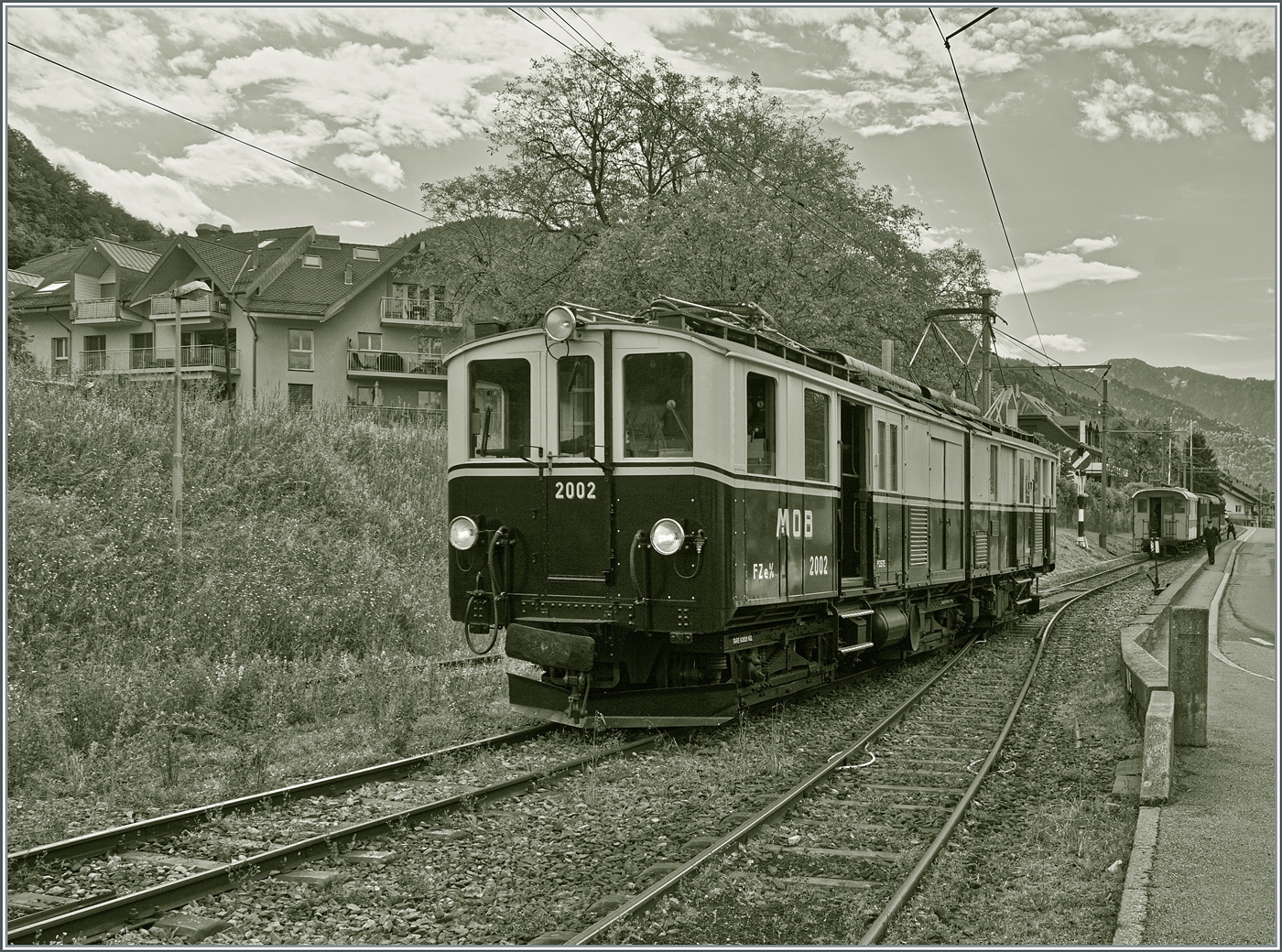 Festival Suisse de la vapeur 2024 / Schweizer Dampffestival 2024 der Blonay-Chamby Bahn - der herrlich restaurierte MOB FZe 6/6 2002 der Blonay Chamby Bahn hat ihren in Blonay angekommen Zug in die leicht ansteigende Strecken zurückgeschoben, von wo aus der Zug, nachdem der Gepäcktriebwagen auf ein Nebengleis gefahren ist, in den Bahnhof zurückrollen wird. In der Folge wird der FZe 6/6 2002 sich an die Spite der Komposition setzen und den Zug nach Chamby ziehen. 

19. Mai 2024