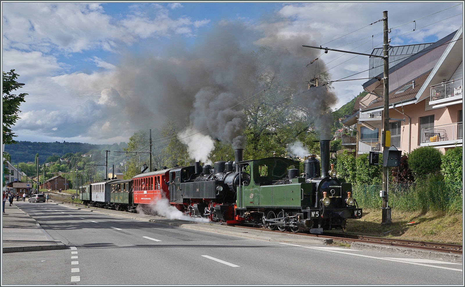 Festival Suisse de la vapeur (Schweizer Dampffestival 2024) - Die LEB G 3/3 N° 5 und SEG G 2x 2/2 105 beide bei der Blonay-Chamby Bahn, verlassen in Doppeltraktion den Bahnhof von Blonay in Richtung Chamby. 

19. Mai 2024