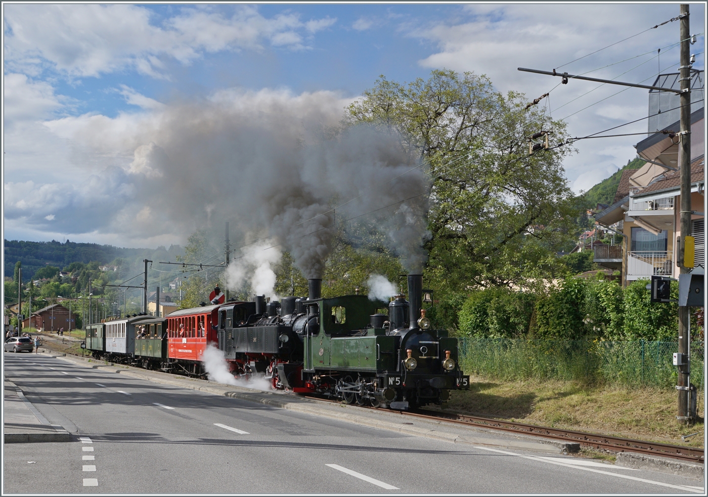 Festival Suisse de la vapeur (Schweizer Dampffestival 2024) - Die LEB G 3/3 N° 5 und SEG G 2x 2/2 105 beide bei der Blonay-Chamby Bahn, verlassen in Doppeltraktion den Bahnhof von Blonay in Richtung Chamby.

19. Mai 2024 