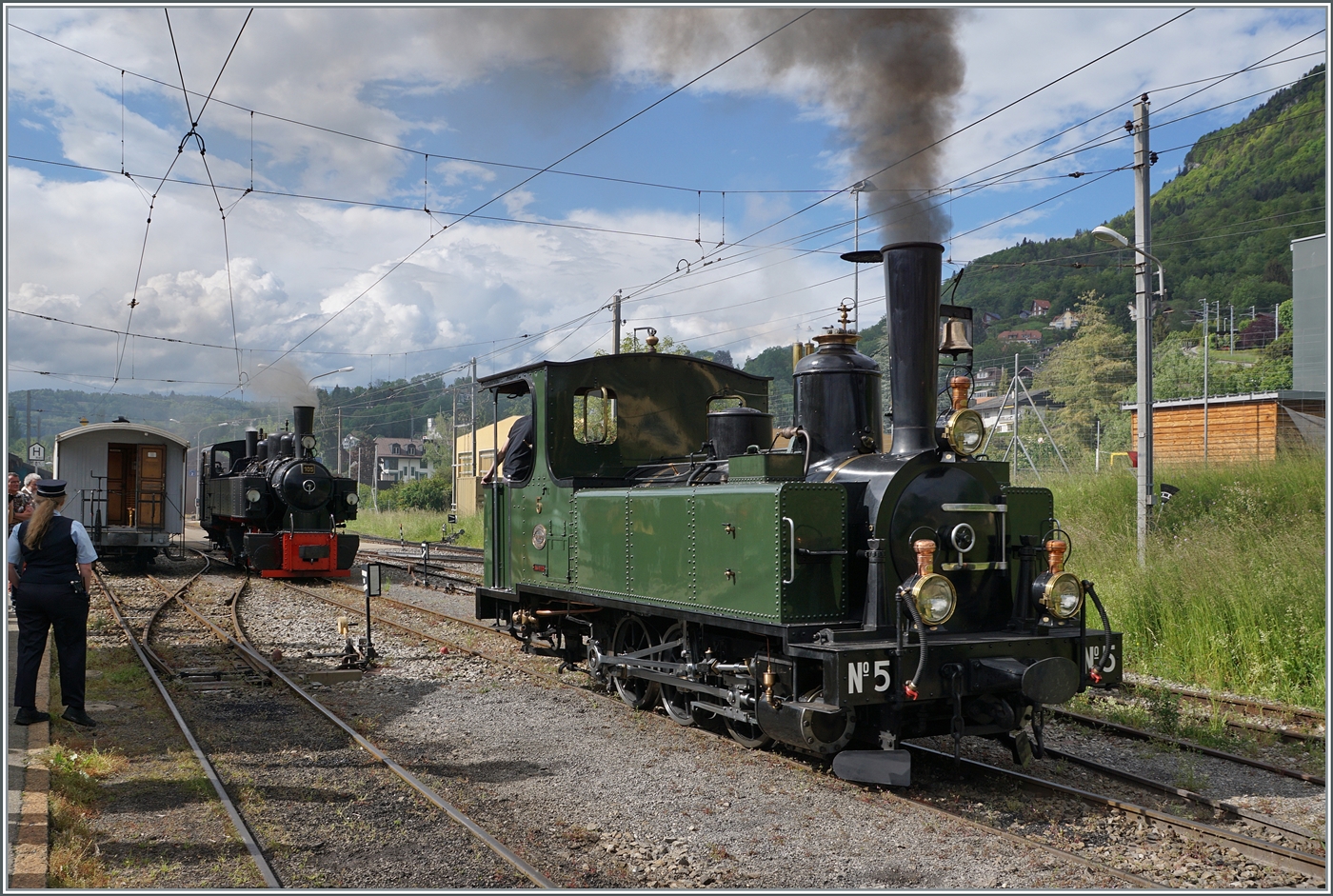 Festival Suisse de la vapeur (Schweizer Dampffestival 2024) - Die LEB G 3/3 N° 5 und SEG G 2x 2/2 105 beide bei der Blonay-Chamby Bahn bereiten sich auf die Doppeltraktion ihres Zugs ab Blonay vor.

19. Mai 2024 