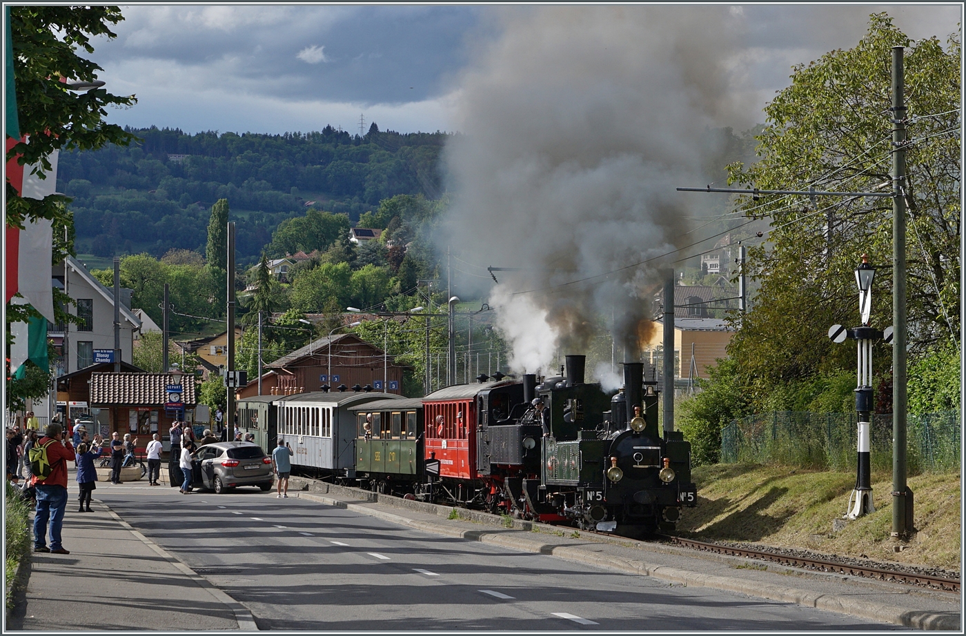 Festival Suisse de la vapeur 2024 / Schweizer Dampffestival 2024 der Blonay-Chamby Bahn - weit fotogener und von etlichen verfolgt zeigt sich die Ausfahrt der beiden Blonay Chamby Bahn Lok LEB G 3/3 N° 5 und SEG G 2x 2/2 105 in Blonay.

19. Mai 2024