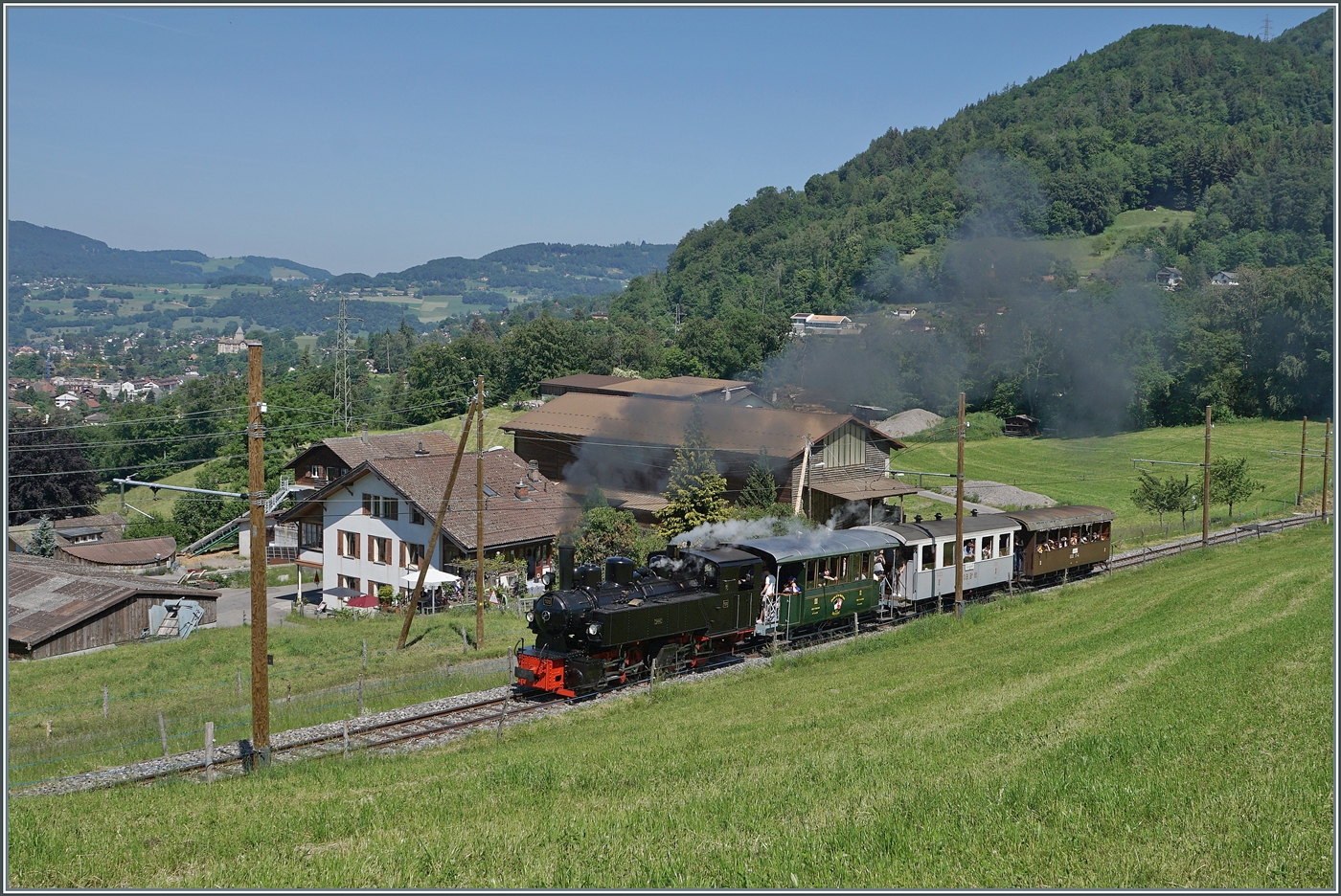 Festival Suisse de la vapeur / Schweizer Dampffestival 2026 - die SEG G 2x 2/2 105 dampft mit ihrem Dampfzug in Cornaux in Richtung Chamby. 

25. Mai 2026