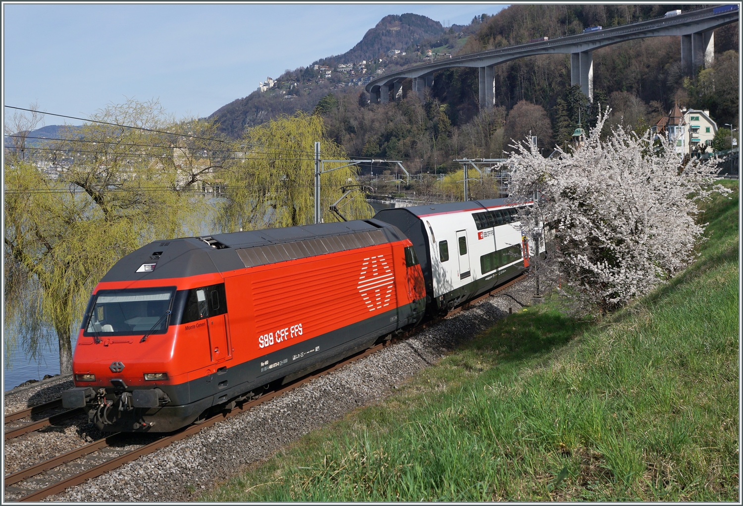 Frühling an der Riviera Vaudoise - die SBB Re 460 073-0  Monte Ceneri  ist bei Villeneuve mit einem IR 90 auf dem Weg nach Brig.

21. März 2023