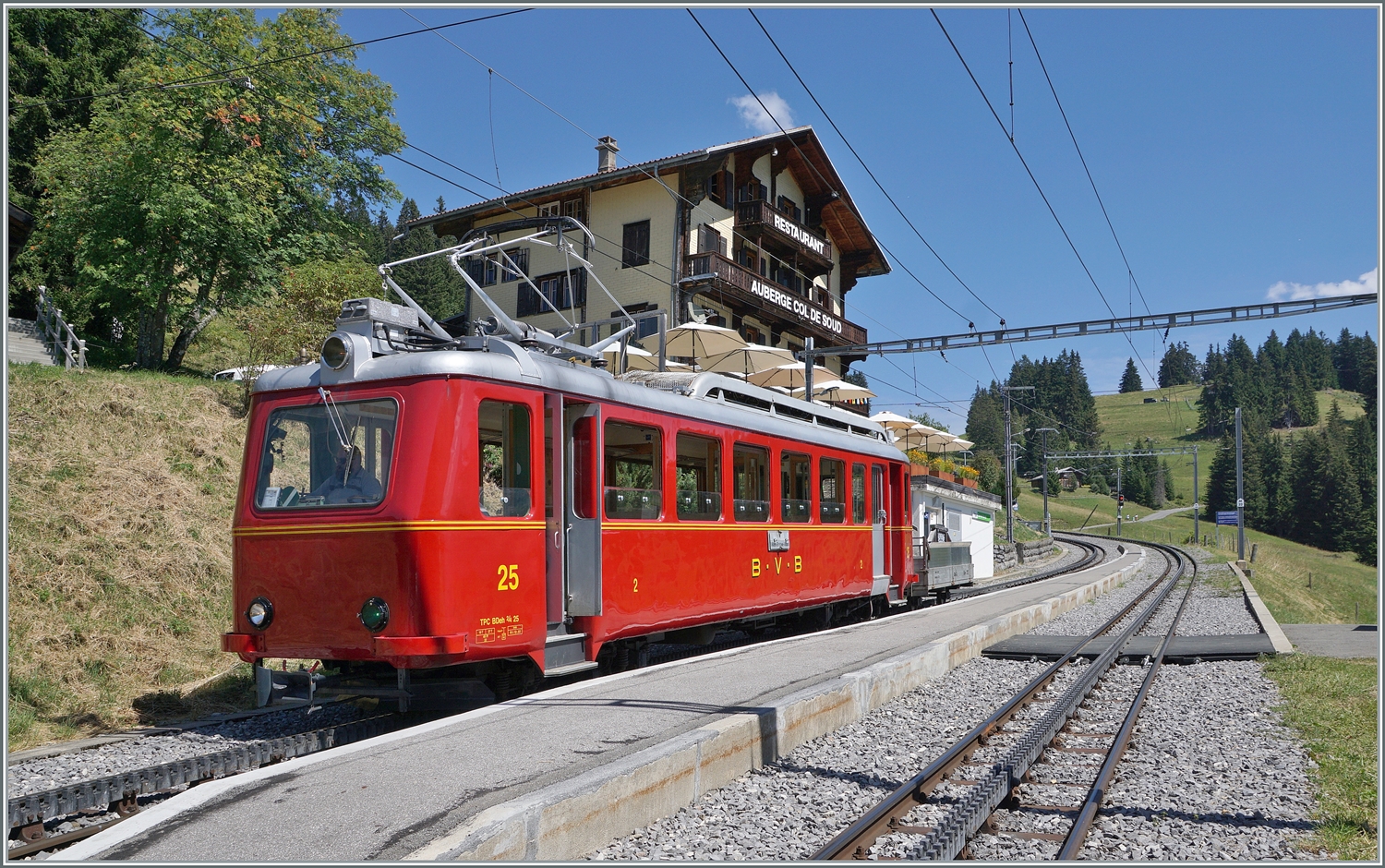 Für das 125 Jahre Jubiläum der Bex Villars Col de Bretaye Bahn (BVB) wurde der 1944 in Betrieb genommen Triebwagen BDeh 2/4 N° 25 in der ursprünglichen BVB Farbgebung lackiert. Der  Flèche  absolviert nun Jubiläums-Sommer an einigen Tagen eine Hin- und Rückfahrt von Villars-sur-Ollon zum Col de Bretaye. Das Bild zeigt den BDeh 2/4 25 beim Halt in Col-de-Soud. 

19. August 2023