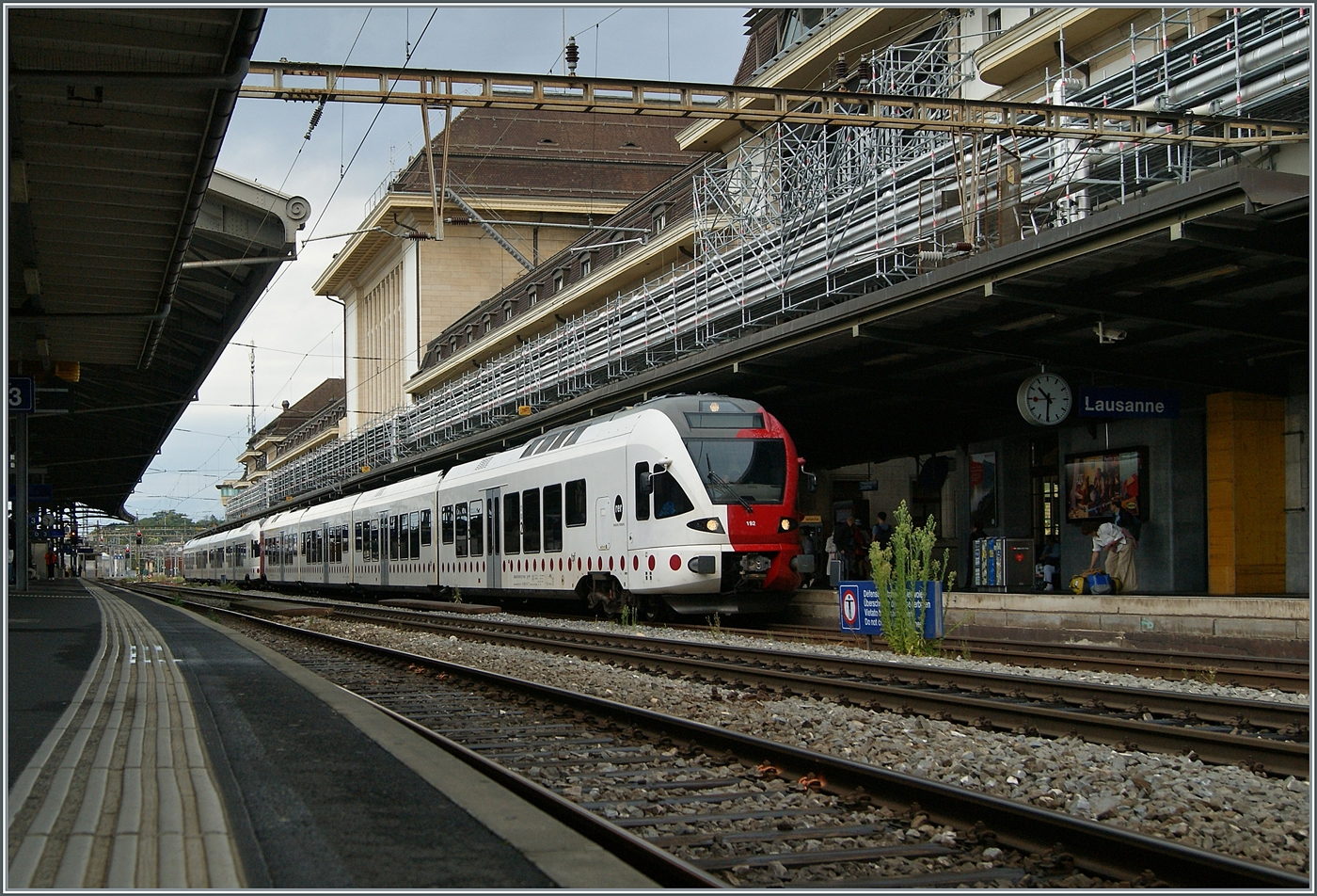 Für einen von der Beteiligung recht grossen Schulferien Anlass verkehrten die zwei TPF RABe 527 192 und 197 als Extrazug ab Lausanne. Erwähnenswert die Tatsche, dass in Lausanne planmässig keine TPF Züge verkehren. Da die grosse Gruppe auf Gleis 3 satt auf Gleis 1 auf den Extrazug wartete, fuhr dieser dann leicht verspätet ab, was mit zu Vorteile gereichte, konnte ich doch noch das eine oder andere Bild des Zuges machen.

7. Aug. 2024