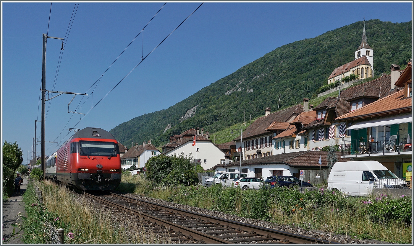 F�r einen gr�sseren Sportanlass fuhren einige Extraz�ge f�r teilnehmende Sportgruppen via Juras�dfuss nach Lausanne. Das Bild zeigt einen solchen Extrazug auf der Leerr�ckfahrt bei Ligerz. Seit am Juras�dfuss die ICN RABe verkehren, sind Z�ge mit Re 460 hier eher selten zu sehen. 

19. Juni 2025