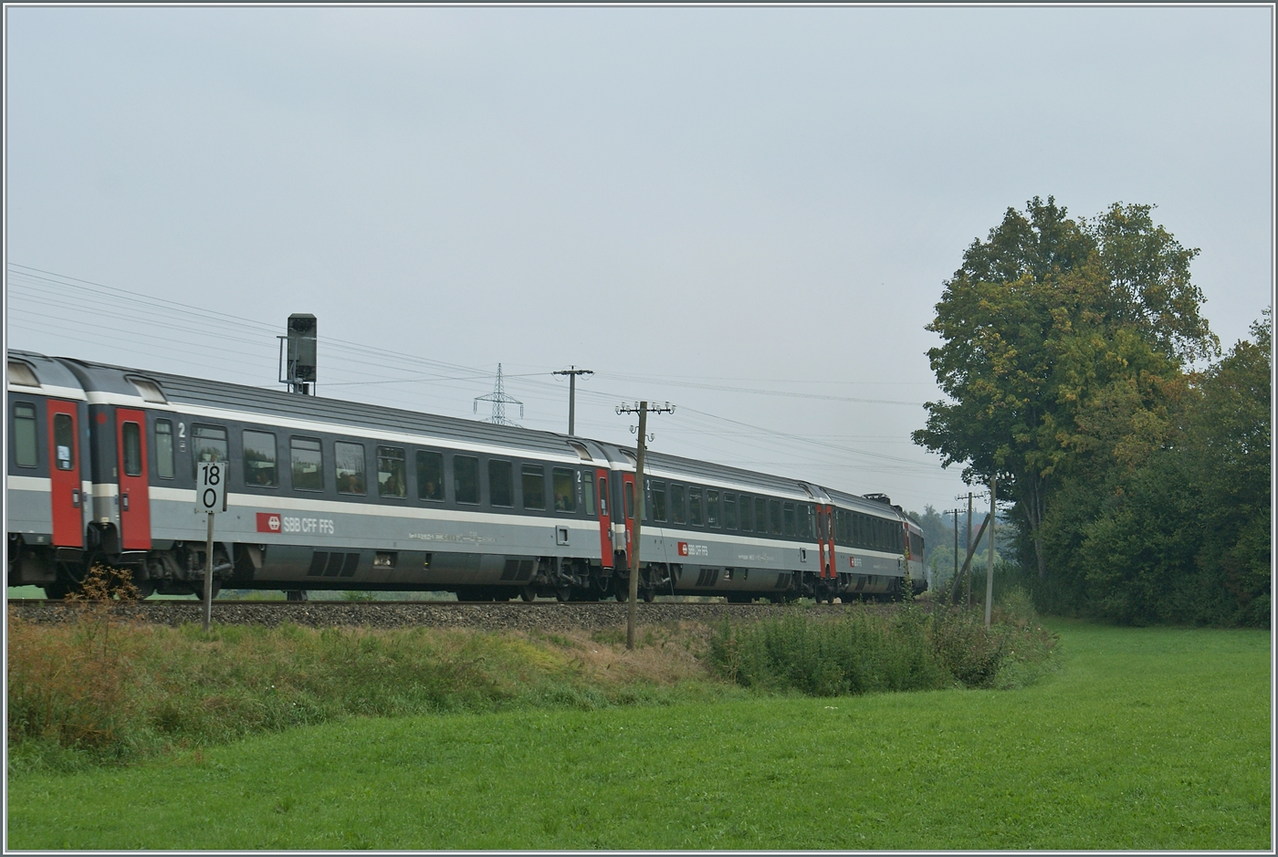 Für den internationalen Verkehr beschaffte die SBB Grossraumwagen welche vom Wagenkasten her für die 1. und 2. Klasse den gleichen Aufbau aufwiesen. Das Bild zeigt 2 Klasse Wagen bei Hergatz auf der Fahrt nach München. 

11. Sept. 2009 