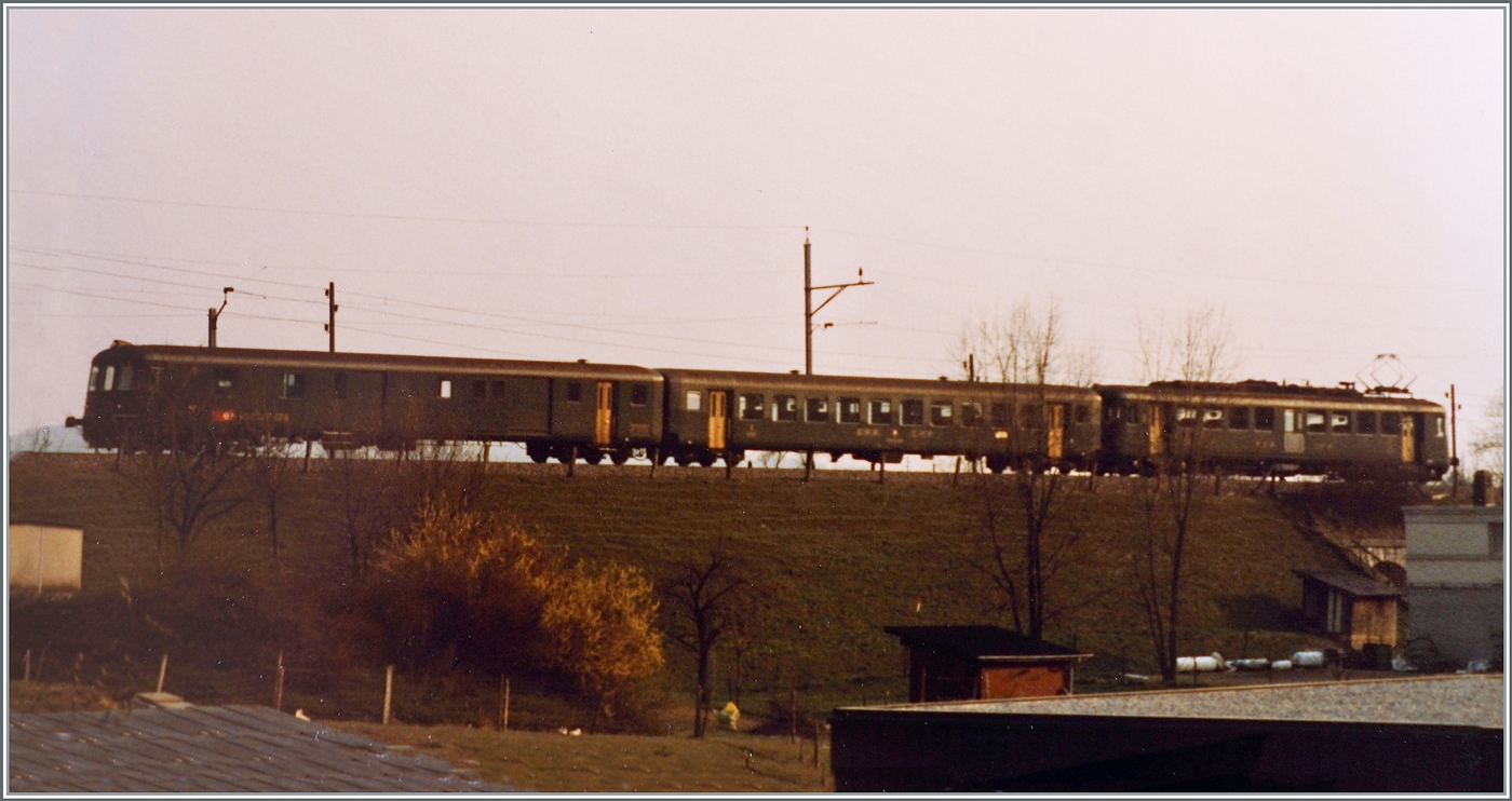 Für den schwachen Regionalzugverkehr Biel/Bienne - Grenchen Nord wurde unter anderem auch dieser Pendelzug mit RBe 4/4, B und BDt eingesetzt. Die beiden Bilder zeigen den Zug zwischen Grenchen Nord und Lengnau.

20. April 1984