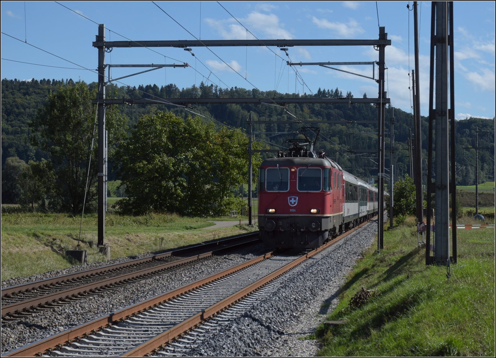 Fussballsonderzug mit Re 4/4 II 11194 und einigen noch immer grünen EW-IV-Wagen. Matte bei Bettenhausen, September 2022.