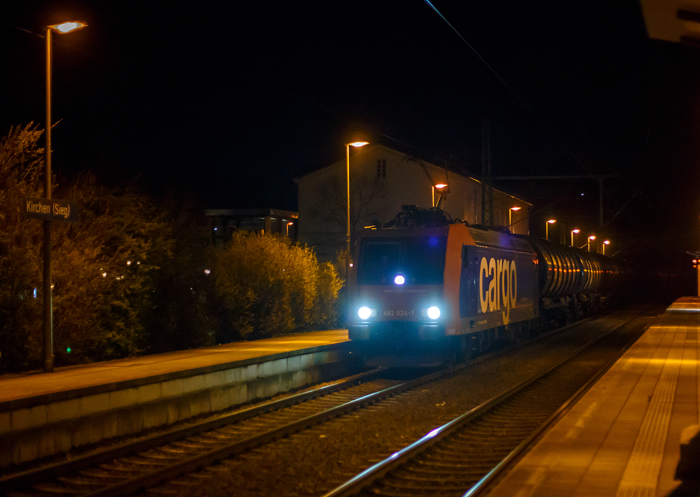 Ganz früh morgen...
Die an die SBB Cargo International AG vermietete SBB Cargo Re 482 024-7 (91 85 4482 024-7 CH-SBBC) fährt am 17.04.2023 (4:15 Uhr) mit einem Kesselzug durch den Bahnhof Kirchen (Sieg) in Richtung Köln.