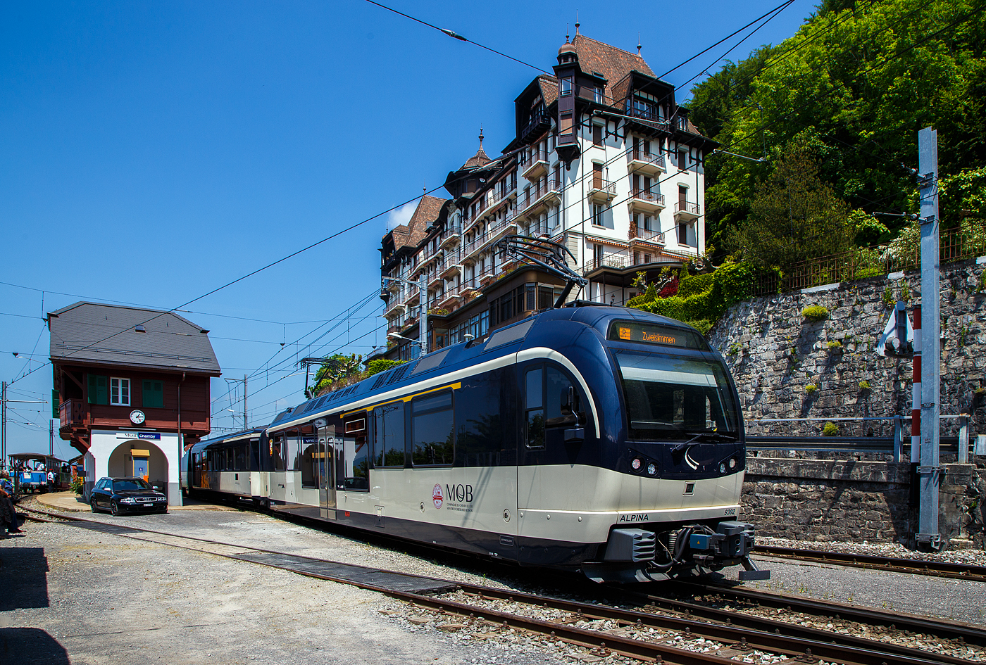 Gefhrt von dem Panorama-Steuerwagen Ast 151hat  der MOB Regionalzug (R 2220) von Montreux nach Zweisimmen am 27. Mai 2023 den Bahnhof Chamby erreicht. Geschoben wurde der fnfteilige Zug vom MOB ALPINA ABe 4/4 9302 „Chateau-d'Oex“. Die Zugkonfiguration bestand aus Ast 15, B ???, Bs 236, BD 204 und dem ALPINA ABe 4/4 9302. Im Fahrplan wir der Zug als Panoramic Express (PE 2220) gefhrt, aber am Zug wird nur R nach Zweisimmen angezeigt.

Die vier von Stadler 2016 gebauten MOB ALPINA Meterspur Doppeltriebwagen ABe 8/8 9000 sind modular einsetzbar. Ein Triebzug besteht jeweils aus einem Be 4/4 9200er und einem ABe 4/4 9300er Triebwagen. So knnen sie, wie hier auch einzeln mit 4 vorgestellten (oder angehangenen) Wagen eingesetzt werde. Fr einen lngeren Zug mit bis zu neun Zwischenwagen bruchte es einen fhrenden zweiten ALPINA (z.B. den zugh, Be 4/4 9202).

TECHNISCHE DATEN (Einzeltriebwagen ABe 4/4):
Anzahl Fahrzeuge: 4 
Inbetriebsetzung: 2016
Spurweite: 1.000 mm (Meterspur)
Achsanordnung: Bo’Bo’ 
Lnge ber Kupplung: 20.460 mm
Fahrzeugbreite: 2.650 mm
Fahrzeughhe: 3.850 mm
Drehzapfenabstand:12.830 mm
Achsstand im Drehgestell: 2.000 mm
Treibraddurchmesser (neu): 810 mm
Hchstgeschwindigkeit: 100 km/h
Dauerleistung am Rad: 1.020 kW
Maximalleistung am Rad: 1.400 kW
Anfahrzugkraft: 300 kN (bis 35 km/h)
Speisespannung: 960 V DC (Gleichstrom)
Maximale Anfahrtsbeschleunigung: 1,2 m/s
Maximale Bremsverzgerung: 1,33 m/s
Kleister befahrbarer Gleisbogen: R = 47 m
Sitzpltze: 1. Klasse 18 / 2. Klasse 23 
Fubodenhhe: Niederflur 400 mm / Hochflur 1.040 mm
Einstiegbreite: 1.300 mm
Kasten-Lngsdruckkraft: 800 kN

Quelle: Stadler Rail