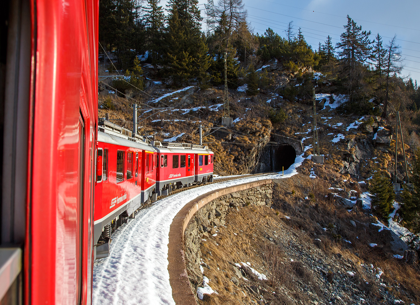 Geführt RhB ABe 4/4 III Bernina-Triebwagen 54  Hakone / 箱根町  und 53  Tirano  fährt unser RhB Bernina-Regio von Tirano nach St. Moritz am 20 Februar 2017 vom Puschlav (Val Poschiavo) hinauf in Richtung Cavaglia 1.692 m ü. M. (bzw. Alp Grüm  und  Ospizio Bernina).

Hier fahren wir gleich in den 46 m langen Puntaltotunnel (bei km 33,787) ein.
