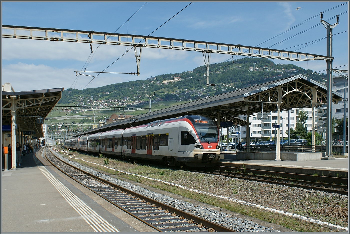 Gemischtes Doppel: der SBB RABe 523 054 und ein Flirt 3 sind als R3 von Vallorbe nach St-Maurice unterwegs und konnten beim Halt in Vevey fotografiert werden. 

6.Juni 2024