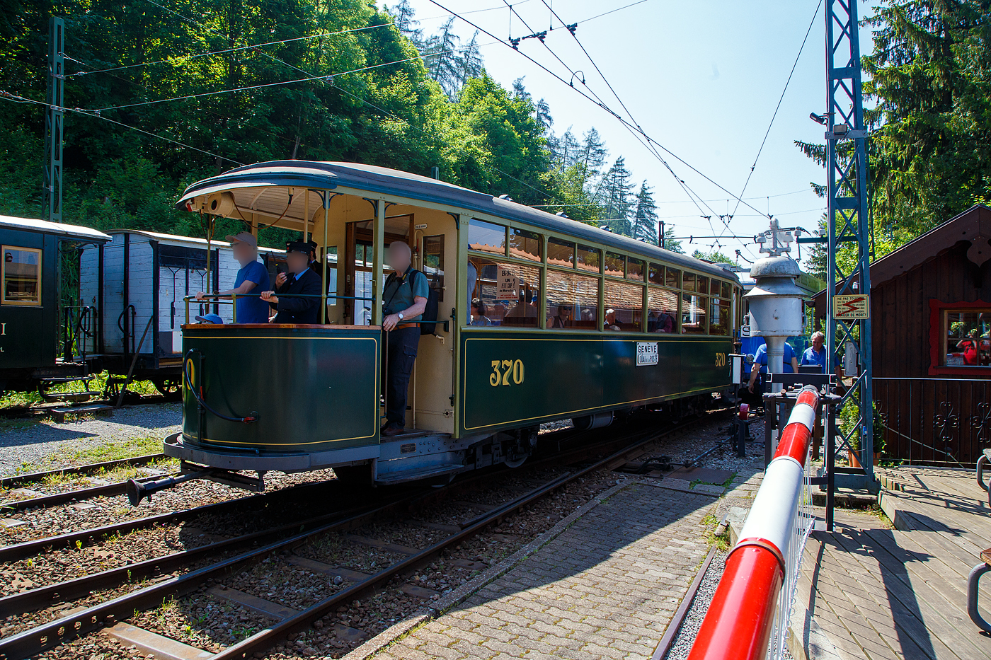 Geschoben vom Triebwagen TL Ce 2/3 28, der vierachsige Straenbahn-Beiwagen CGTE C⁴ 370 der ehemaligen Compagnie Genevoise des Tramways Electriques (Straenbahn Genf) am 27 Mai 2023 im Museum Chaulin der Museumsbahn Blonay–Chamby.

Der C⁴ Beiwagen mit zwei offenen Plattformen wurde 1920 von SIG in Neuhausen am Rheinfall gebaut. Etwa zehn dieser baugleichen Wagen waren bei der CGTE im Einsatz. Nur wenige Tramnetze in der Schweiz hatten zu dieser Zeit Fahrzeuge dieser Dimensionen im Umlauf. Konvois eines Triebwerks mit zwei Anhngern fhrten viele Stdter zu Ausflgen in die Genfer Landschaft, insbesondere nach Hermance oder Chancy. In den 1950/60er Jahren wurde fast das gesamte Genfer Netz durch Straendienste (Bus bzw. Trolleybus) ersetzt. Bis 1969 schrumpfte das Netz auf die etwa acht Kilometer lange Tramstrecke der Linie 12 (Moillesulaz–Carouge). Der Beiwagen 370 wurde 1973 an Blonay-Chamby verkauft.

Die Gleise der letzten verbliebenen Tramlinie wurden 1978 unter der neuen TPG erneuert. Und seit 1995 befindet sich das Genfer Netz wieder im Ausbau, aktuell sind es ber 36 km Strecklnge.

TECHNISCHE DATEN des Beiwagens.
Spurweite: 1.000 mm (Meterspur)
Anzahl der Achsen: 4 in zwei Drehgestellen
Lnge ber Kupplung: 13.300 mm
Breite: 2.200 mm
Drehzapfenabstand: 6.500 mm
Achsabstand im Drehgestell: 1.350 mm
Dienstgewicht: 11,1 t
Sitzpltze: 34 (3.Klasse)
Stehpltze: 47
