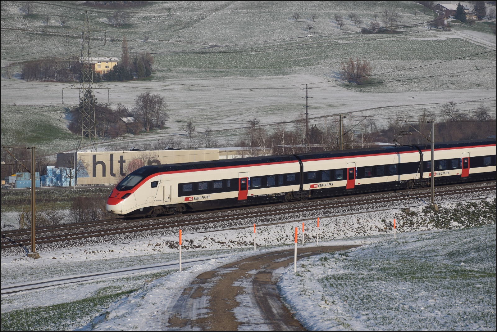 Giruno RABe 501 004 auf dem Weg nach Zürich nach dem Halt in Frick. Dezember 2022.