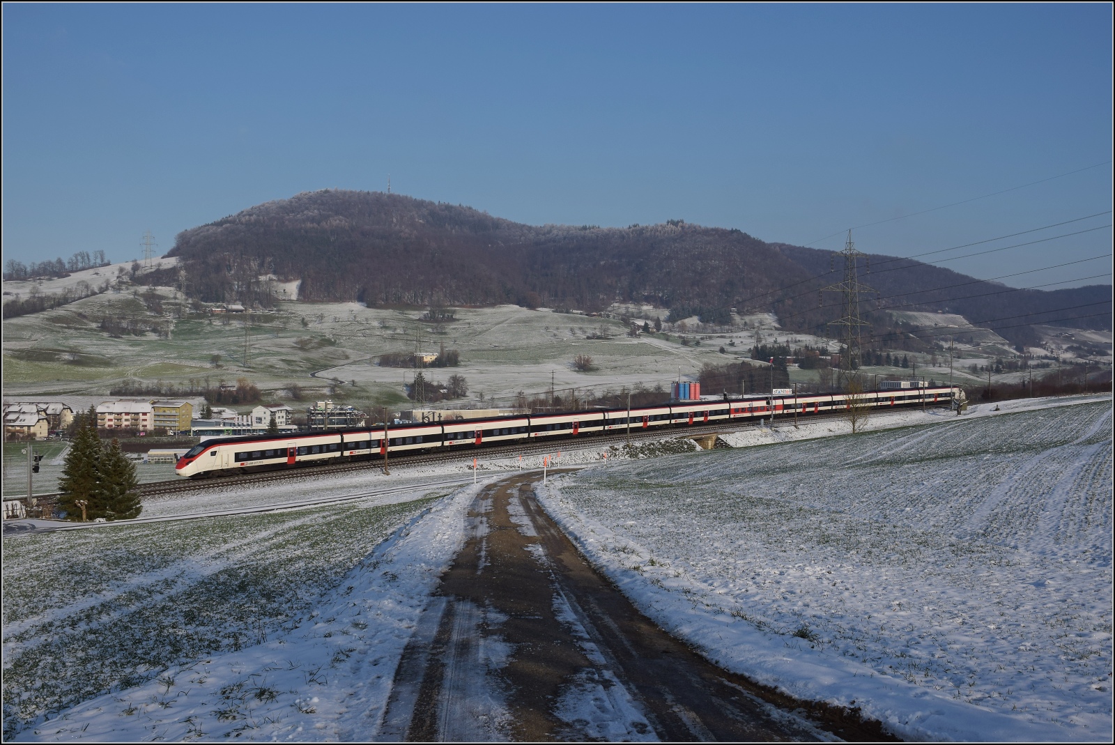 Giruno RABe 501 004 auf dem Weg nach Zürich nach dem Halt in Frick. Dezember 2022