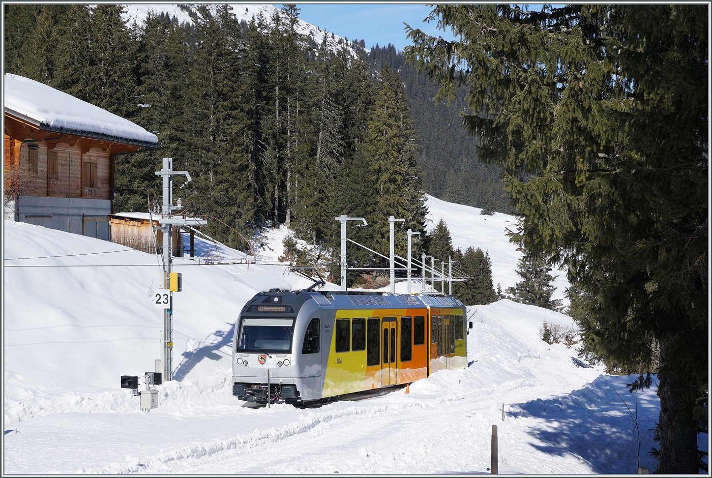 Gleich darauf verlässt der BLM Be 4/6 103  Junfrau  als Gegenzug Winteregg in Richtung Grütschalp. 

15. Feb. 2025