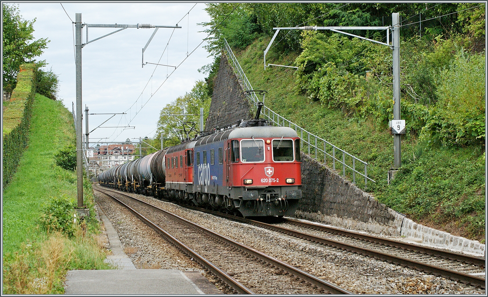 Gleich mit zwei SBB Re 6/6 kommt dieser Kesselwagenzug angefahren und konnte kurz vor Burier fotografiert werden. An der Spitze des Zuges ist die Re 6/6 11675 (Re 620 075-2)  Gelterkinden  eingereiht.
(Aufnahme mit einer bereits 14 jährigen Digitalkamera/Tele, was die etwas weniger zeitgemäße Bildqualität erklärt)
 7. September 2022 