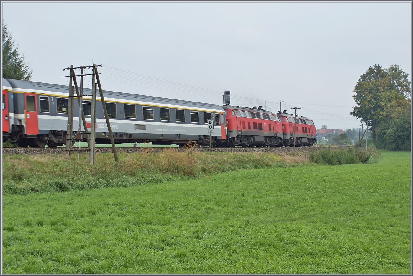 Gleich nach den beidne Dieseloks ist - soweit ich erkennen kann - ein 1. Klasse Eurofima Wagen eingereiht.
Der Zug ist bei Hergatz auf dem Weg nach München. 

11. Sept. 2009