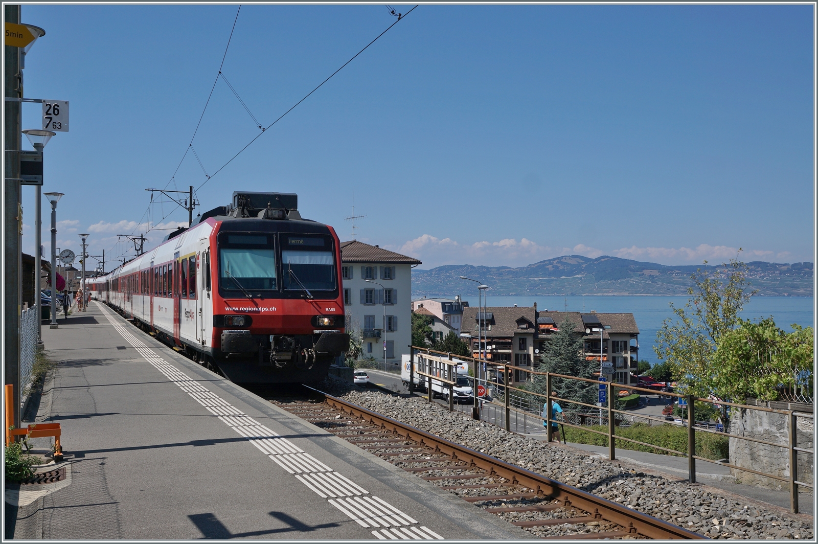 Gleich zwei Region-Alpes Domino Züge bilden in St-Gingolph der Regionalzug nach Brig. Rechts im Bild gleitet der Blick über den Genfersee ins Lavaux. 

16.Aug. 2022