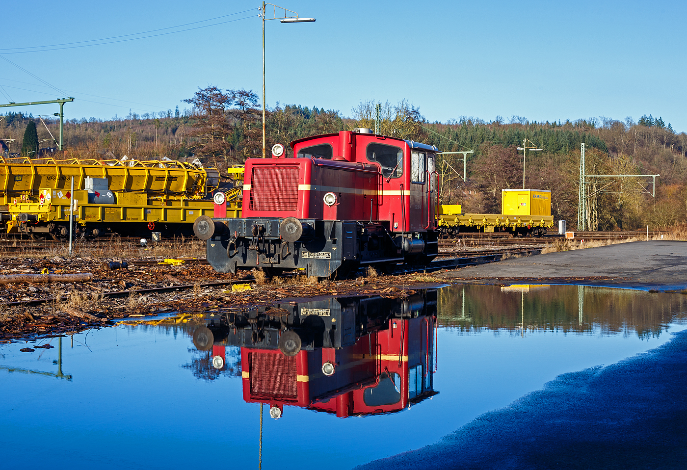 Gleich zweimal die 332 901-8 der RE (Rheinische Eisenbahn GmbH) eine Tochtergesellschaft der Eifelbahn Verkehrsgesellschaft mbH (EVG), ex RAR V 240.01 „Kamila“, ex DB 332 901-8, ex DB Köf 11 063, ist am 26 Dezember 2024 in Scheuerfeld/Sieg abgestellt.

Die Köf 11 063 wurde 1964 von Lokomotiv- und Maschinenfabrik Gmeinder & Co. in Mosbach unter der Fabriknummer 5304 gebaut und als Köf 11 063 an die Deutsche Bundesbahn geliefert, zum 01.01.1968 erfolgte die Umzeichnung in DB 332 901-8. Die Ausmusterung bei der DB erfolgte 1999, im Jahre 2003 ging sie dann an die RAR (Rent-a-Rail Eisenbahn-Service AG) in Ellwangen dort wurde sie als V 240.01 „Kamila“ bezeichnet. 2005 kam sie dann zur RE (Rheinische Eisenbahn GmbH) in Linz, diese ist eine Tochtergesellschaft der Eifelbahn Verkehrsgesellschaft mbH (EVG), dort wird sie nun wieder als 332 901-8 bezeichnet. Die Lok hat seit 2007 die NVR-Nummer 98 80 3332 901-8 D-EVG.

TECHNISCHE DATEN:
Spurweite: 1.435 mm (Normalspur)
Achsfolge: B
Länge über Puffer: 7.830 mm
Achsabstand: 2.800 mm
Dienstmasse (2/3 Vorräte): 22 t 
Dieselkraftstoff: 300 l
Motor: 8-Zylinder-MWM-Dieselmotor RHS 518 A
Leistung:  177 kW (240 PS)
Höchstgeschwindigkeit: 45 km/h 
Anfahrzugkraft: 83,4 kN