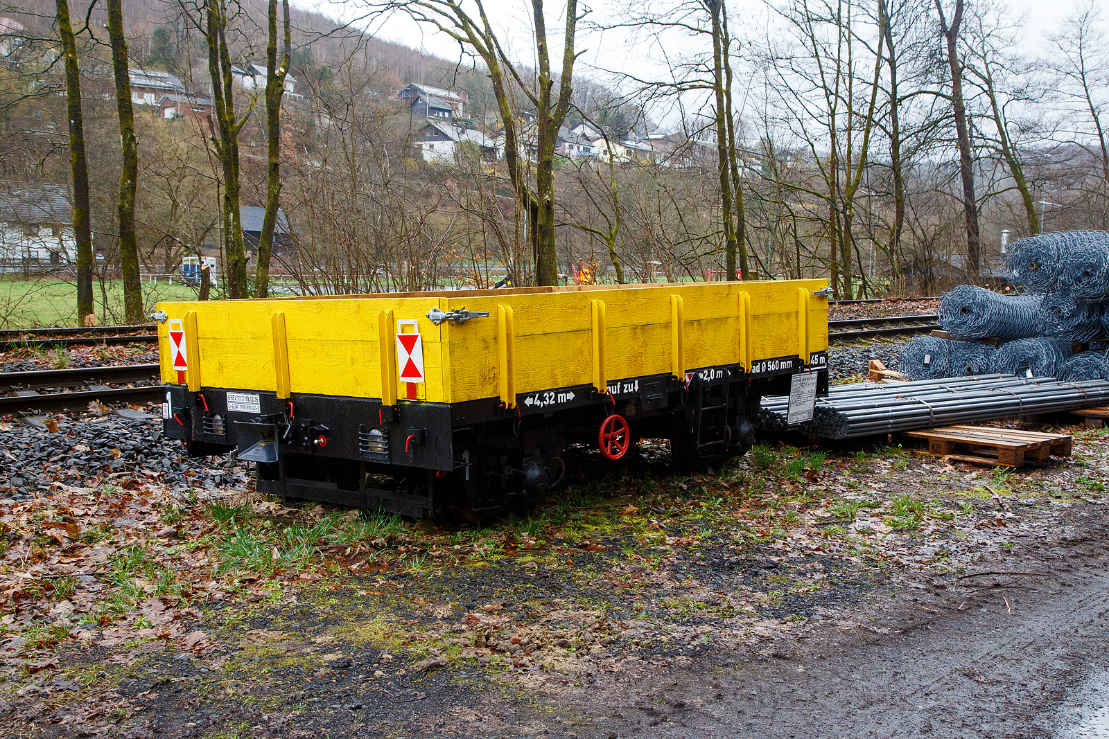 Gleiskraftwagenanhnger GKW-A, Kleinwagen D-SESAF 99 80 9750 437-2 der SES Aus- und Fortbildung e.K. (Horst), abgestellt am 01.04.2023 beim Hp Grnebach Ort (an der Hellertalbahn). Dahinter liegen Stahlnetze und Material wohl fr die Hangsicherung beim Hp. Knigstollen.

TECHNISCHE DATEN:
Spurweite: 1.435 mm (Normalspur)
Lnge ber Kupplung: 4.320 mm
Achsabstand: 2.000 mm
Laufraddurchmesser: 560 mm
Lnge der Ladeflche: 3.450 mm
Eigengewicht: 3,4 t
Nutzlast: 8 t
Zul. Geschwindigkeit (Hg): 20 Km/h (ursprnglich 60 km/h)
