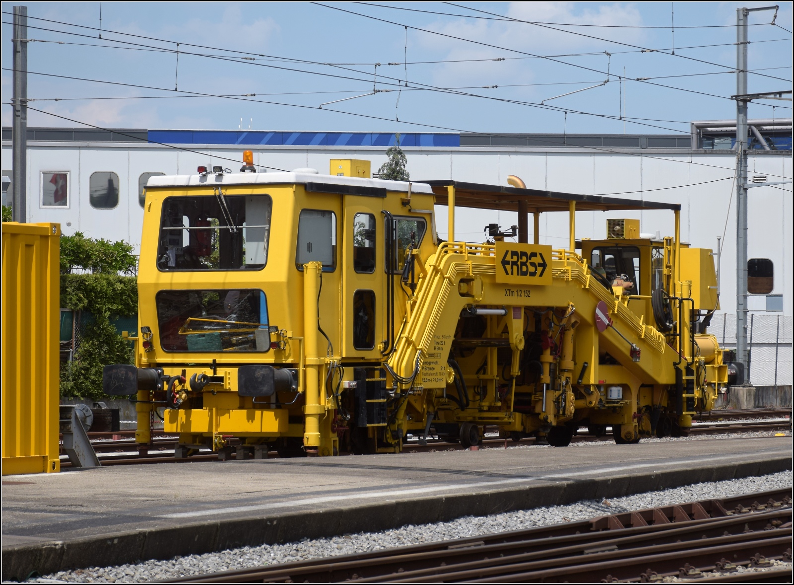 Gleisstopfmaschine Xtm 1/2 152 in Worblaufen. Juni 2023.