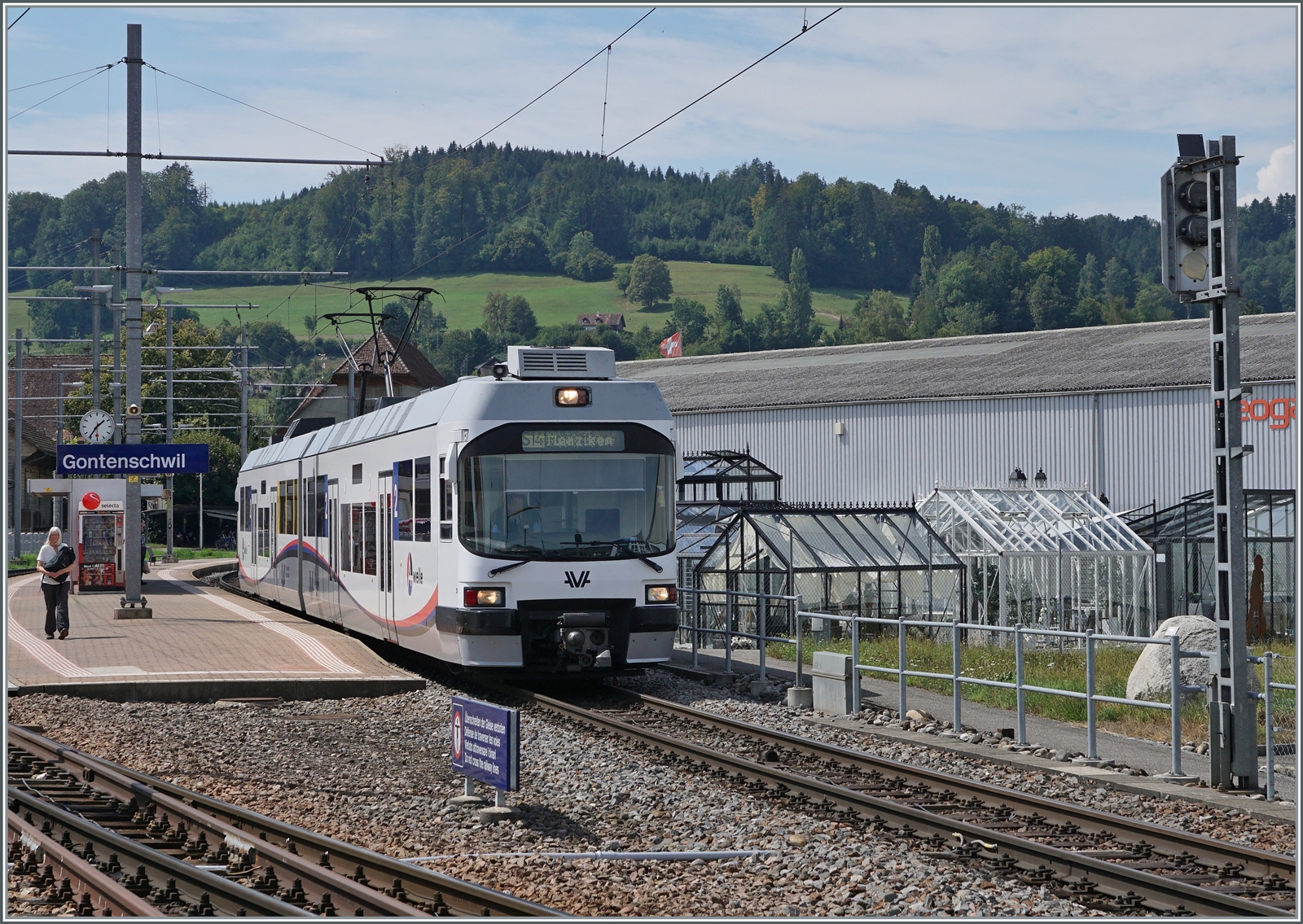 Gontenschwil - die WSB gestern, die AVA heute; ein AVA ABe 4/8  Diamat  auf der Fahrt von Aarau nach Menziken beim Halt in Gontenschwil. 

26. Aug. 2022