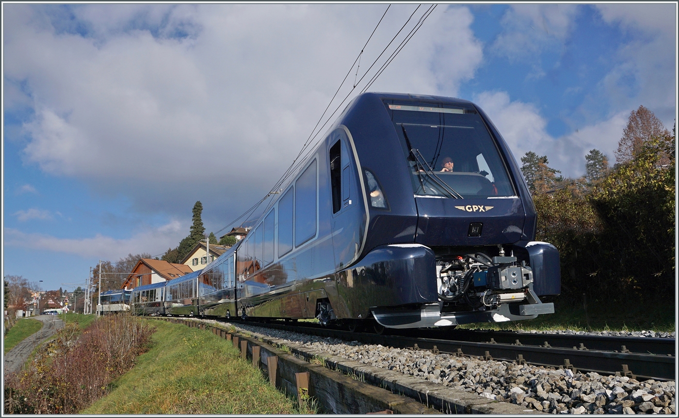 GPX - Goldenpass Express ein Traum in endlich in Erfllung gegangen Umsteigefrei kann man nun von Montreux nach Interlaken Ost reisen. 
Zur Zeit verkehrt erst ein Zugspaar pro Tag und dies mit zwei Kompositionen, Montreux ab 9:35 und Interlaken ab 9:08; dies erlaubt wohl, sich an das neue Spurwechsel-System zu gewhnen, fhrt aber Personal- und Material bedingt zu einer recht teuren Betriebsfhrung. 
Auch finde ich, sollte die neue Spurwechseltechnik fr weitere Direktverbindung genutzt werden wie z.B Monterux - Bern, Bern - Lenk im Simmental, Zrich Flughafen - Davos etc. 
So ist dies eben mit den Trumen: Kaum erfllt sich einer, gibt es eine Menge weiterer die getrumte werden wollen...

Das Bild zeigt den allersten fahrplanmssigen GPX GoldenPass Express 4065, der Interlaken Ost um 9:08 verlassen hat und nun nach alter MOB Tradition bei Planchamp etwas dem Fahrplan hinterherhechelt. An der Spitze der Zuges ein neuer GPX Steuerwagen, am Zugschluss schiebt die Ge 4/4 8002. 

11. Dezember 2022