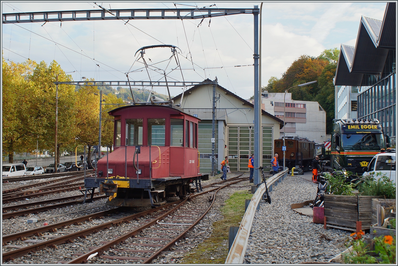 Grosser Bahnhof, auch auf der Strasse für die Rückkehr der Bernina Bahn Ge 4/4 81 der Blonay-Chamby Bahn. Was zeigt, wie aufwändig (und wohl auch kostspielig) so ein Ausflug ist. Im Vordergrund wartet der CEV Te 2/2 82 darauf, die Ge 4/4 81 zu übernehmen. Auf dem Weg zur Arbeit, hatte ich leider keine Zeit, die Fortsetzung der zu beobachten. 

18. Oktober 2022