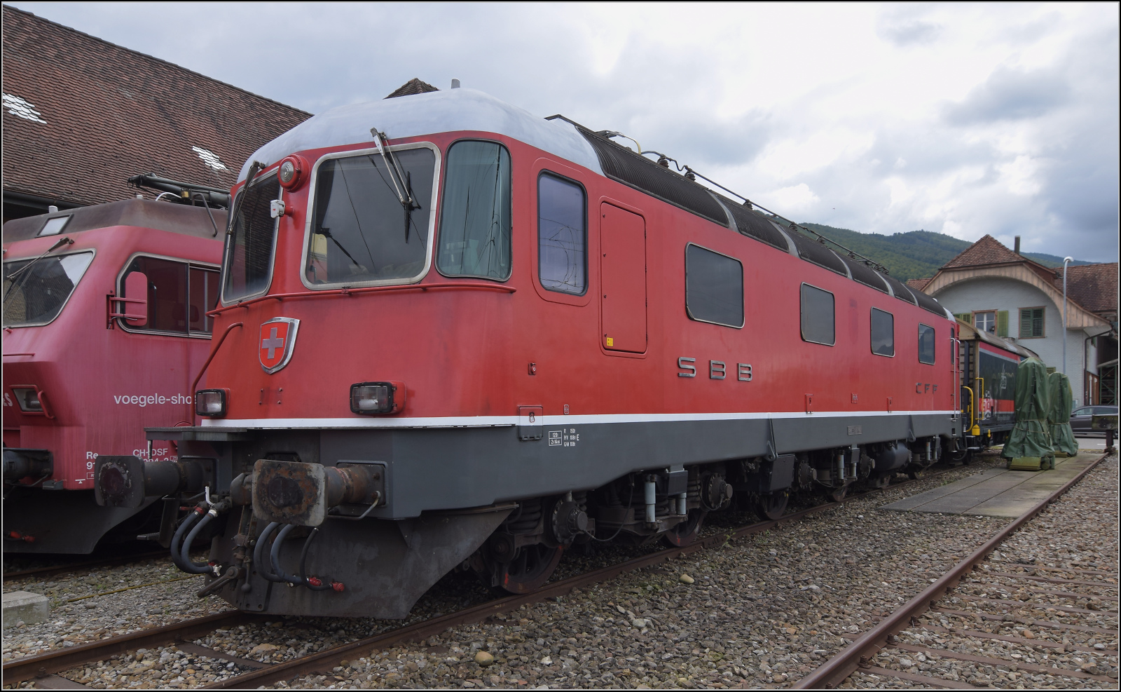 Grosses BoBo-Treffen in Balsthal - keine Teilnehmerin:

Mit einem Bo zu viel läuft die aufpolierte Re 6/6 11604 ausser Konkurrenz während des BoBo-Treffens und bleibt in Balsthal. September 2024.