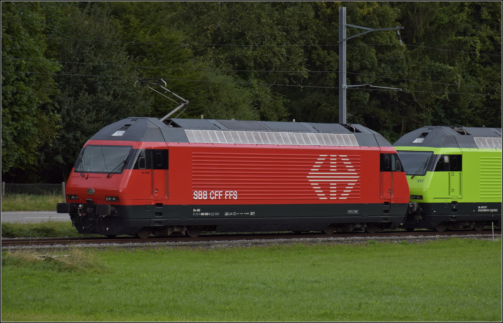 Grosses BoBo-Treffen in Balsthal - die Teilnehmerinnen:

Die Re 460 058 'La Côte' der SBB ist Teil der Drehstrom-Variante der Schweizer BoBo-Familie. Äussere Klus, September 2024.