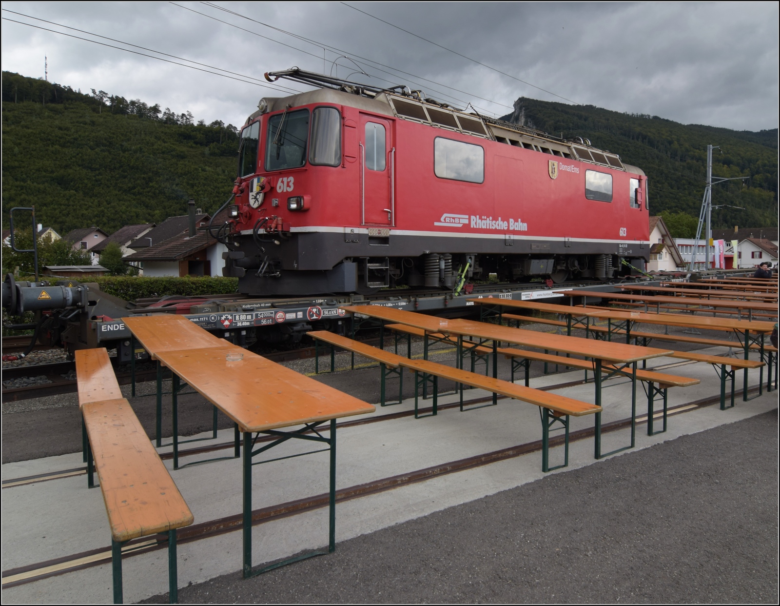 Grosses BoBo-Treffen in Balsthal - die Teilnehmerinnen:

Ge 4/4 613 'Domat/Ems' der RhB ist mechanisch und vom Design die Schmalspurvariante der Universallok und reiste per Rollschemel zum Jubilum nach Balsthal, blieb aber bei der Parade zu Tisch. September 2024.