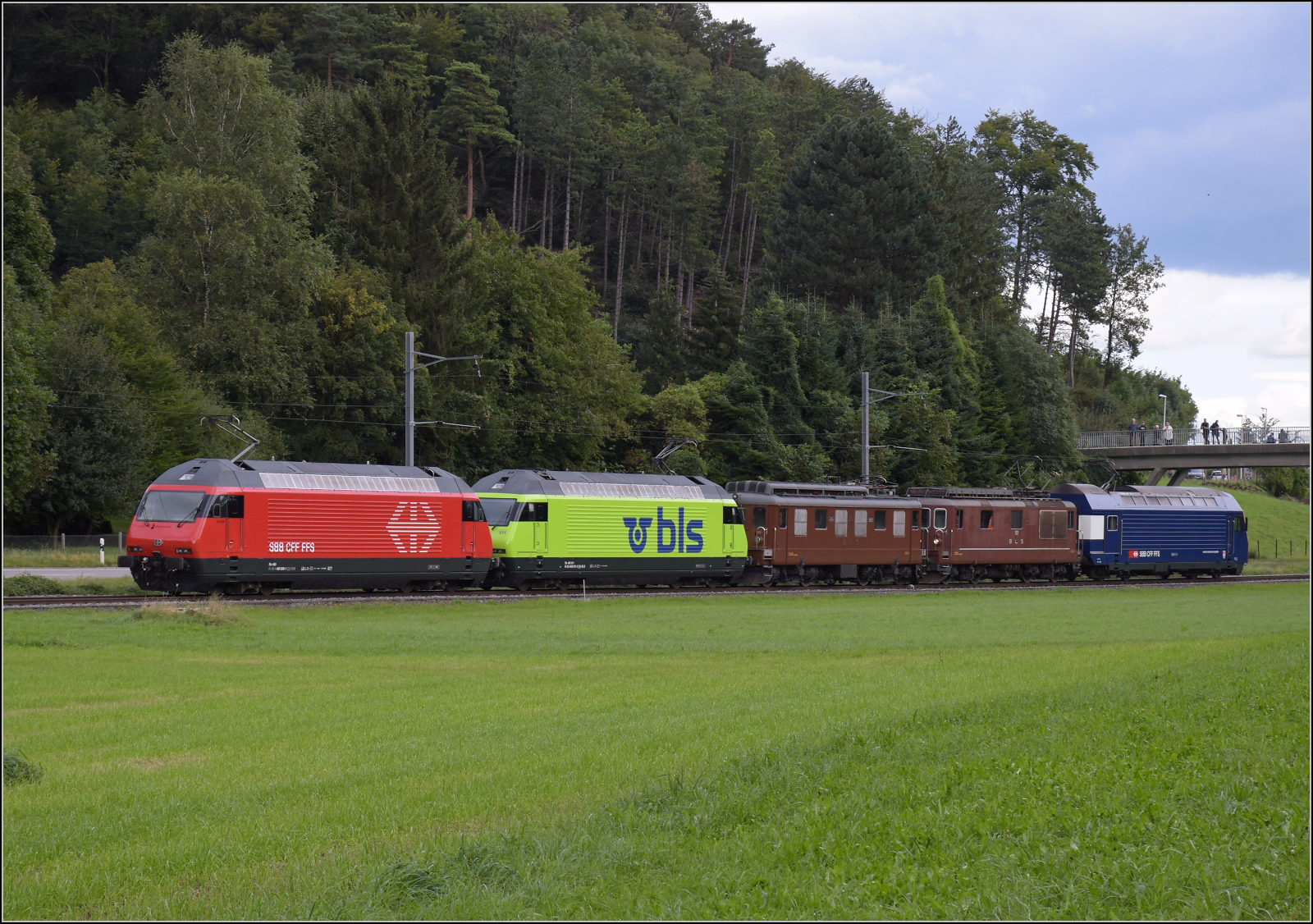 Grosses BoBo-Treffen in Balsthal: 60 Jahre Re 4/4 II in der Schweiz. 

Der Fotozug zur Gesamtschau wird nun zusammengestellt, von vorne nach hinten sind im Zug zusammengestellt: Re 460 058 (SBB), Re 465 011 (BLS), Ae 4/4 251 (BLS), Re 4/4 183 (BLS) und Re 450 012 (S-Bahn). Oensingen, September 2024.