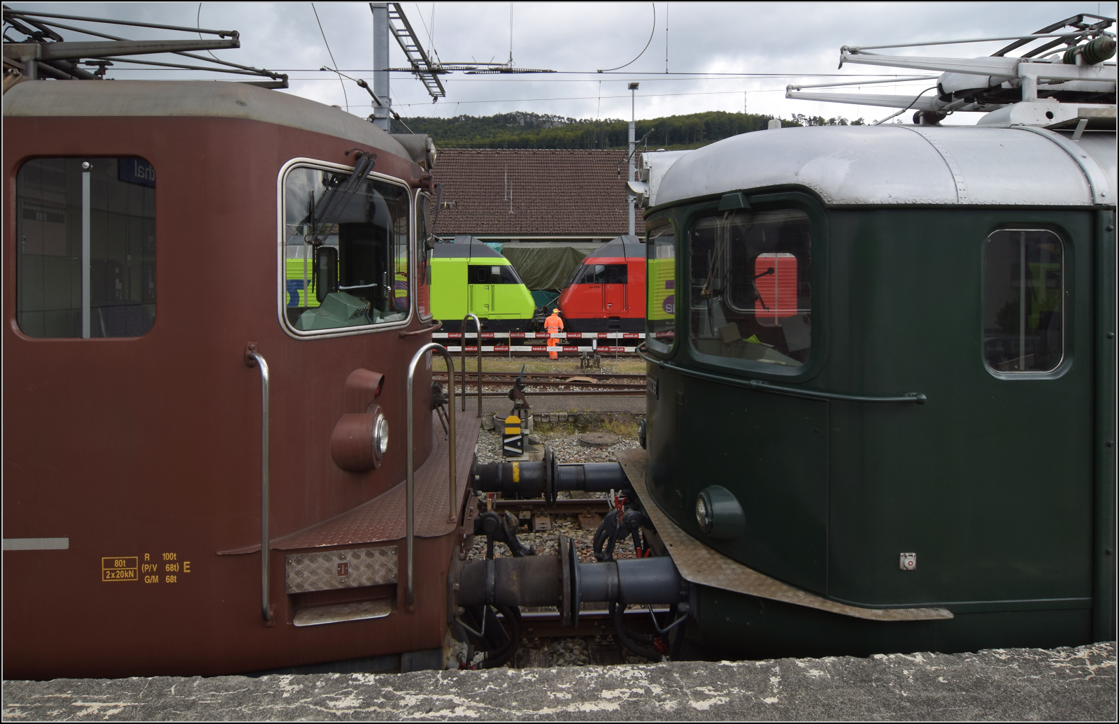 Grosses BoBo-Treffen in Balsthal: 60 Jahre Re 4/4 II in der Schweiz.

Die ersten und letzten BoBos. Vorgängerin, BLS-Analogon und die letzten Nachfolgerinnen der Re 4/4 II an. Von links, Zugkraftchampion BLS Re 4/4 183, dahinter die zugkraftoptimierte BLS Re 465 011, rechts hinten die geschwindigkeitsoptimierte SBB Re 460 058 und rechts die erste Lok mit erhöhter Kurvengeschwindigkeit (und direkter Vorgänger) Re 4/4 I 10039 der SBB. Balsthal, September 2024.