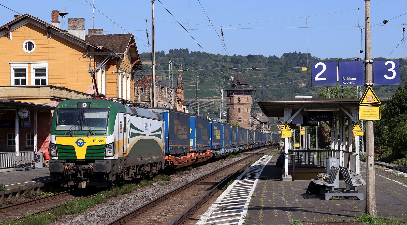 Gysev 0471 004-6 REV/SP/22.12.22 mit LKW Walter KLV gen Bingen unterwegd. Oberwesel 13.08.2025 Gysev 0471 004-6 REV/SP/22.12.22 mit LKW Walter KLV gen Bingen unterwegd. Oberwesel 13.08.2025